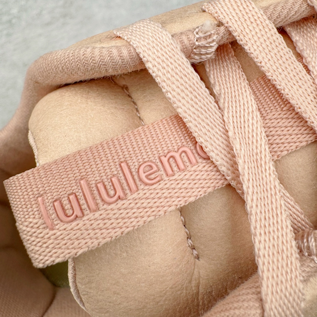图片[11]-＃PB纯原 lululemon Cityverse 露露乐檬极简主义减震耐磨低帮生活休闲鞋 Cityverse将运动性能融入经典休闲鞋中，中底提供出色缓震，并贴合足部曲线，带来全天候的舒适感。鞋面采用两种材质拼接，且前半部分采用热熔压胶处理，无任何缝线，保留了鞋身整体性。模制泡沫的鞋垫带来上乘的脚感，在平日休闲穿着时不会磨脚，也能提供轻质软弹的效果。25年来，lululemon一直秉持“感受为先”的设计理念，并相信更好的感受带来更好的表现。此次男鞋的设计亦是如此。投入多年研究，针对男性在不同运动场景中的脚步形态设计了不同鞋履款式。同时，还进行了生物力学与形态学研究，为“他”带来更好的贴合度和感受。尺码：36 36.5 37.5 38 38.5 39 40 40.5 41 42 42.5 43 44-选品中心