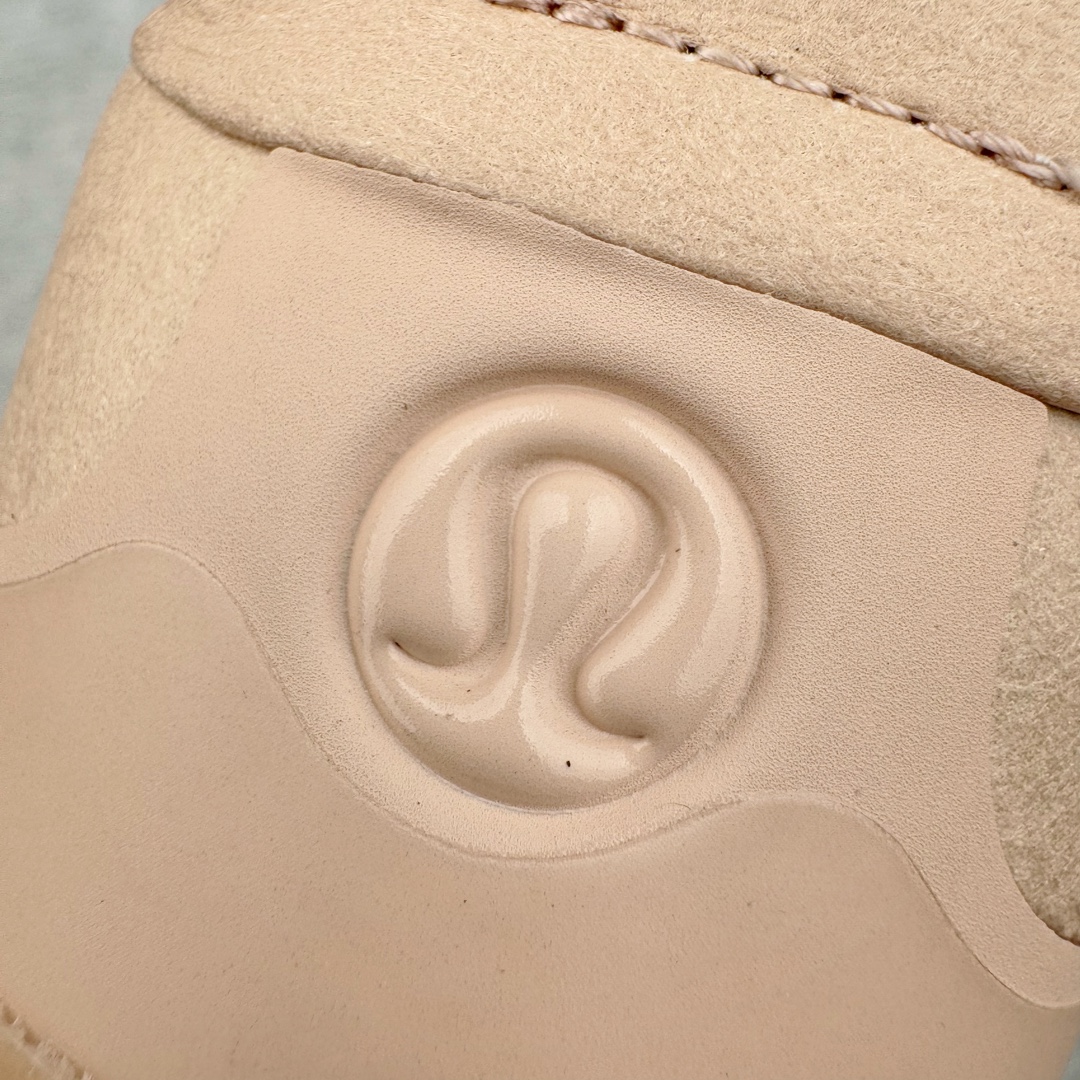 图片[13]-＃PB纯原 lululemon Cityverse 露露乐檬极简主义减震耐磨低帮生活休闲鞋 Cityverse将运动性能融入经典休闲鞋中，中底提供出色缓震，并贴合足部曲线，带来全天候的舒适感。鞋面采用两种材质拼接，且前半部分采用热熔压胶处理，无任何缝线，保留了鞋身整体性。模制泡沫的鞋垫带来上乘的脚感，在平日休闲穿着时不会磨脚，也能提供轻质软弹的效果。25年来，lululemon一直秉持“感受为先”的设计理念，并相信更好的感受带来更好的表现。此次男鞋的设计亦是如此。投入多年研究，针对男性在不同运动场景中的脚步形态设计了不同鞋履款式。同时，还进行了生物力学与形态学研究，为“他”带来更好的贴合度和感受。尺码：36 36.5 37.5 38 38.5 39 40 40.5 41 42 42.5 43 44-选品中心