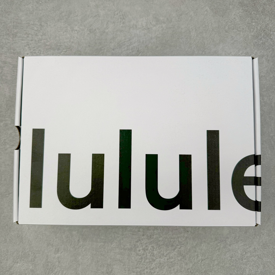 图片[17]-＃PB纯原 lululemon Cityverse 露露乐檬极简主义减震耐磨低帮生活休闲鞋 Cityverse将运动性能融入经典休闲鞋中，中底提供出色缓震，并贴合足部曲线，带来全天候的舒适感。鞋面采用两种材质拼接，且前半部分采用热熔压胶处理，无任何缝线，保留了鞋身整体性。模制泡沫的鞋垫带来上乘的脚感，在平日休闲穿着时不会磨脚，也能提供轻质软弹的效果。25年来，lululemon一直秉持“感受为先”的设计理念，并相信更好的感受带来更好的表现。此次男鞋的设计亦是如此。投入多年研究，针对男性在不同运动场景中的脚步形态设计了不同鞋履款式。同时，还进行了生物力学与形态学研究，为“他”带来更好的贴合度和感受。尺码：36 36.5 37.5 38 38.5 39 40 40.5 41 42 42.5 43 44-选品中心