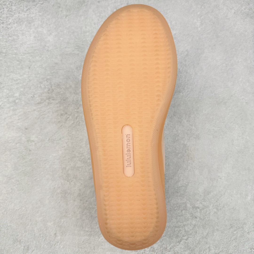 图片[9]-＃PB纯原 lululemon Cityverse 露露乐檬极简主义减震耐磨低帮生活休闲鞋 Cityverse将运动性能融入经典休闲鞋中，中底提供出色缓震，并贴合足部曲线，带来全天候的舒适感。鞋面采用两种材质拼接，且前半部分采用热熔压胶处理，无任何缝线，保留了鞋身整体性。模制泡沫的鞋垫带来上乘的脚感，在平日休闲穿着时不会磨脚，也能提供轻质软弹的效果。25年来，lululemon一直秉持“感受为先”的设计理念，并相信更好的感受带来更好的表现。此次男鞋的设计亦是如此。投入多年研究，针对男性在不同运动场景中的脚步形态设计了不同鞋履款式。同时，还进行了生物力学与形态学研究，为“他”带来更好的贴合度和感受。尺码：36 36.5 37.5 38 38.5 39 40 40.5 41 42 42.5 43 44-选品中心