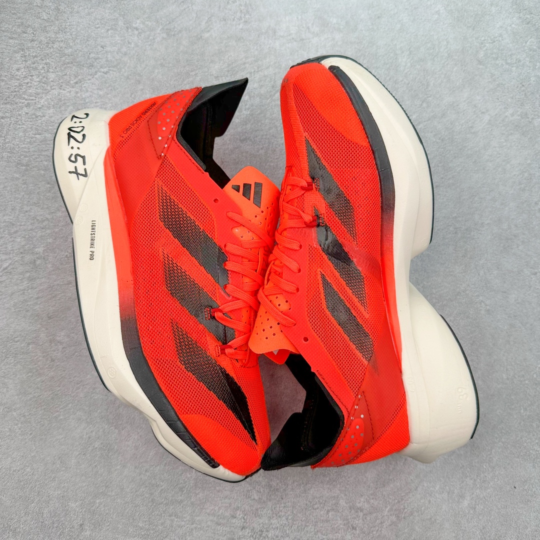 图片[3]-AD Adizero Adios Pro 3 马拉松竞速专业跑鞋 ID3634 CELERMESH针织网面非常轻薄 纤维间的缝隙很大 可以保证跑步时的透气、排汗效果 鞋舌直接与两侧的内衬和鞋底连接在一起 在跑步过程中不会被鞋舌的左右移动所困扰 在标准鞋带孔的基础上再拓宽一组鞋带孔 适合不同脚型的需求 突破性 EnergyRods 技术，有助于跑者实现更好的成绩 中底独特的LIGHTSTRIKE PRO泡棉材质 微弹感觉在跑步过程中给予了良好的支撑体验 对于顶级精英和高水平进阶跑者来说 ADIOS PRO是一双值得信赖的竞速比赛用鞋 尺码：36 36.5 37.5 38 38.5 39 40 40.5 41 42 42.5 43 44 44.5 45-选品中心
