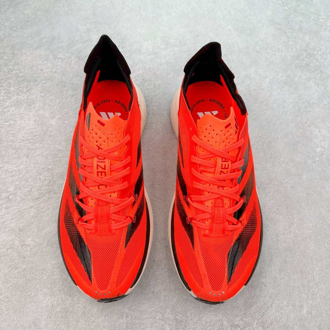 图片[2]-AD Adizero Adios Pro 3 马拉松竞速专业跑鞋 ID3634 CELERMESH针织网面非常轻薄 纤维间的缝隙很大 可以保证跑步时的透气、排汗效果 鞋舌直接与两侧的内衬和鞋底连接在一起 在跑步过程中不会被鞋舌的左右移动所困扰 在标准鞋带孔的基础上再拓宽一组鞋带孔 适合不同脚型的需求 突破性 EnergyRods 技术，有助于跑者实现更好的成绩 中底独特的LIGHTSTRIKE PRO泡棉材质 微弹感觉在跑步过程中给予了良好的支撑体验 对于顶级精英和高水平进阶跑者来说 ADIOS PRO是一双值得信赖的竞速比赛用鞋 尺码：36 36.5 37.5 38 38.5 39 40 40.5 41 42 42.5 43 44 44.5 45-选品中心