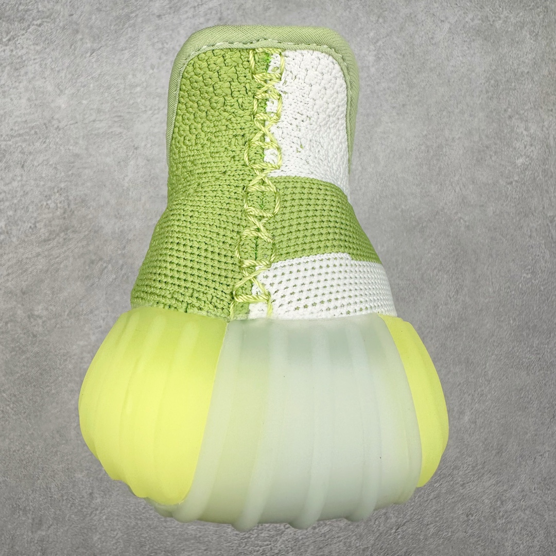 图片[8]-Yeezy Boost 350 V2 系列得物定制球鞋 涂鸦配色 全套原楦 原纸版 原鞋开模完美打造 采用辰元飞织鱼丝网原厂面 非进口机台 大底原厂半透明RB巴斯夫满钉大底 原厂东莞百宏3M反光鞋带 质感一致 原厂鑫成新粉原鞋垫 LOGO胶浆印花 钛金针与高士马克线针车精工打造 一切遵循原厂指令单采购同源原材 采购全套原厂进口材料 尺码：36 36.5 37 38 38.5 39 40 40.5 41 42 42.5 43 44 44.5 45 46 47-选品中心