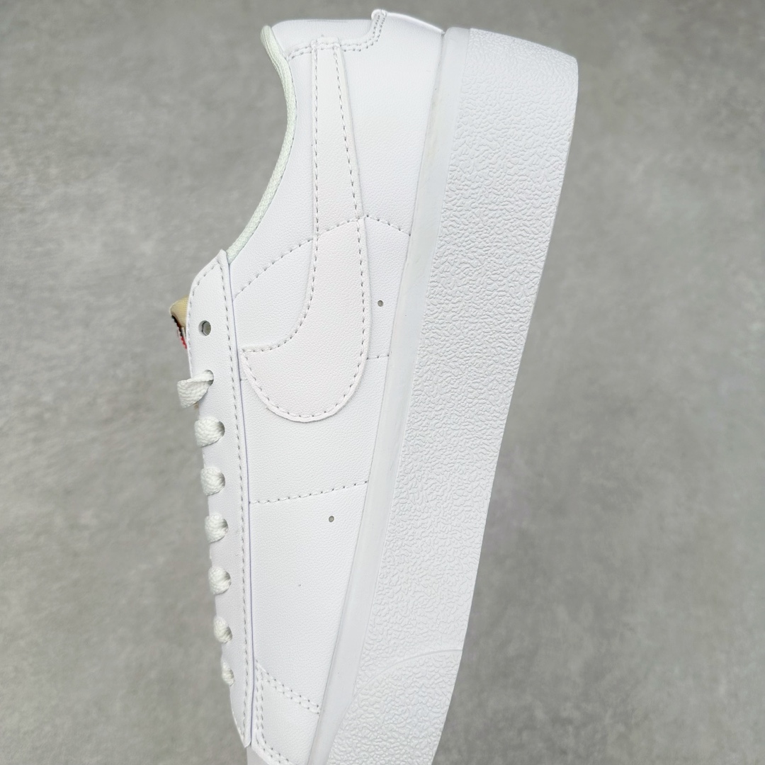 图片[7]-NK Blazer Low \’1977 VNTG SS经典开拓者低帮百搭休闲厚底运动板鞋 采用环保材料的大底 独特的鞋面连者鞋底印刷 演绎出了这个配色的独特风格 眼前的新设计选用皮质 配出当下流行的阴阳元素 呈现属于现代潮流的美感 尺码：36 36.5 37.5 38 38.5 39 40 40.5 41 42 42.5 43 44 44.5 45-选品中心