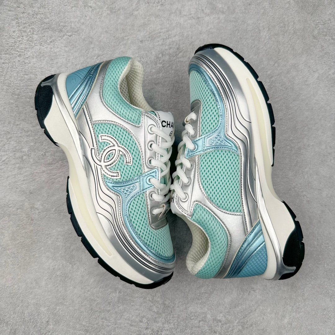 图片[3]-Chanel 23SS 香奈儿早春度假系列 小香金属休闲 运动鞋 金 银角大王 最新国外走秀系列Chanel 香奈儿 2023 早春系列在世界第二小国举办 系列以摩纳哥国际化的海滨生活方式为灵感 从F1赛车赛道到海滩泳池 从赌场到网球场 打造了多样且别致的全新系列赛车手的头盔 连身套装等元素经过重新诠释更显时尚感 配送专柜精美包装🛍📦 ▪面料： 原版进口金属牛皮+科技面料 ▪内里：原版定制透气网里 ▪鞋底：原版开模超轻发泡组合大底 ▪底厚：3.5CM ▪尺码： 女款35-40-选品中心