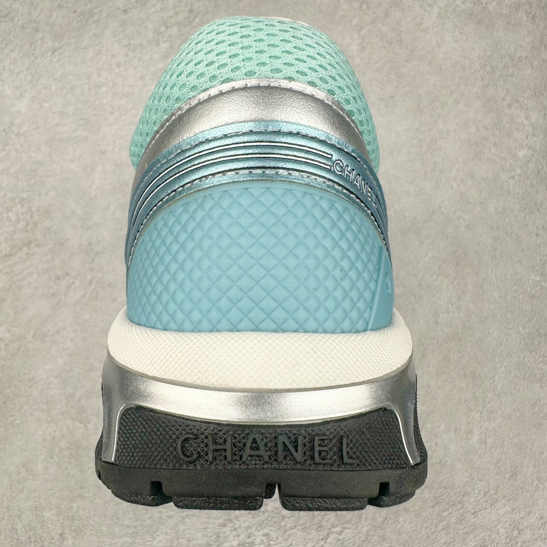 图片[8]-Chanel 23SS 香奈儿早春度假系列 小香金属休闲 运动鞋 金 银角大王 最新国外走秀系列Chanel 香奈儿 2023 早春系列在世界第二小国举办 系列以摩纳哥国际化的海滨生活方式为灵感 从F1赛车赛道到海滩泳池 从赌场到网球场 打造了多样且别致的全新系列赛车手的头盔 连身套装等元素经过重新诠释更显时尚感 配送专柜精美包装🛍📦 ▪面料： 原版进口金属牛皮+科技面料 ▪内里：原版定制透气网里 ▪鞋底：原版开模超轻发泡组合大底 ▪底厚：3.5CM ▪尺码： 女款35-40-选品中心