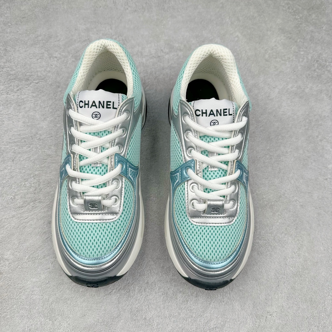 图片[2]-Chanel 23SS 香奈儿早春度假系列 小香金属休闲 运动鞋 金 银角大王 最新国外走秀系列Chanel 香奈儿 2023 早春系列在世界第二小国举办 系列以摩纳哥国际化的海滨生活方式为灵感 从F1赛车赛道到海滩泳池 从赌场到网球场 打造了多样且别致的全新系列赛车手的头盔 连身套装等元素经过重新诠释更显时尚感 配送专柜精美包装🛍📦 ▪面料： 原版进口金属牛皮+科技面料 ▪内里：原版定制透气网里 ▪鞋底：原版开模超轻发泡组合大底 ▪底厚：3.5CM ▪尺码： 女款35-40-选品中心