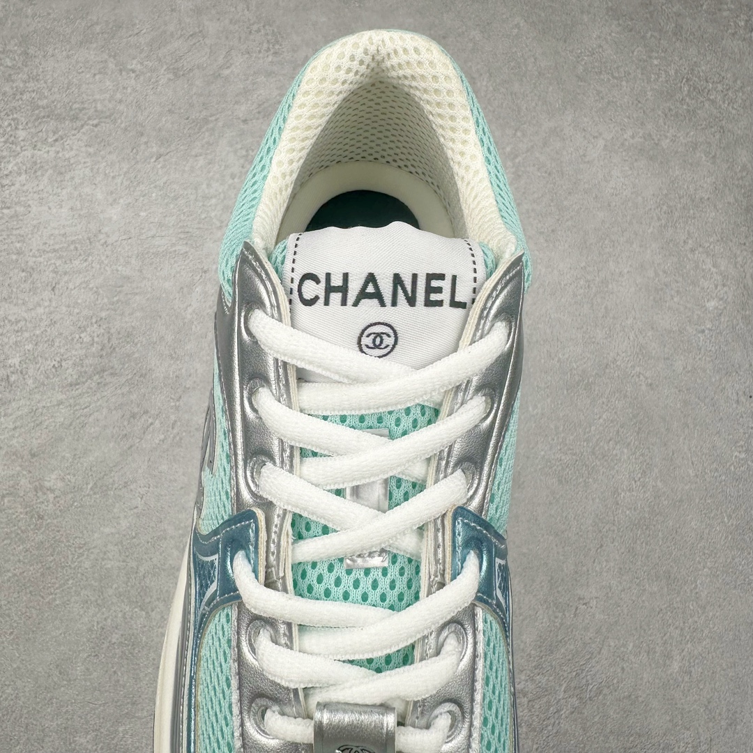 图片[5]-Chanel 23SS 香奈儿早春度假系列 小香金属休闲 运动鞋 金 银角大王 最新国外走秀系列Chanel 香奈儿 2023 早春系列在世界第二小国举办 系列以摩纳哥国际化的海滨生活方式为灵感 从F1赛车赛道到海滩泳池 从赌场到网球场 打造了多样且别致的全新系列赛车手的头盔 连身套装等元素经过重新诠释更显时尚感 配送专柜精美包装🛍📦 ▪面料： 原版进口金属牛皮+科技面料 ▪内里：原版定制透气网里 ▪鞋底：原版开模超轻发泡组合大底 ▪底厚：3.5CM ▪尺码： 女款35-40-选品中心