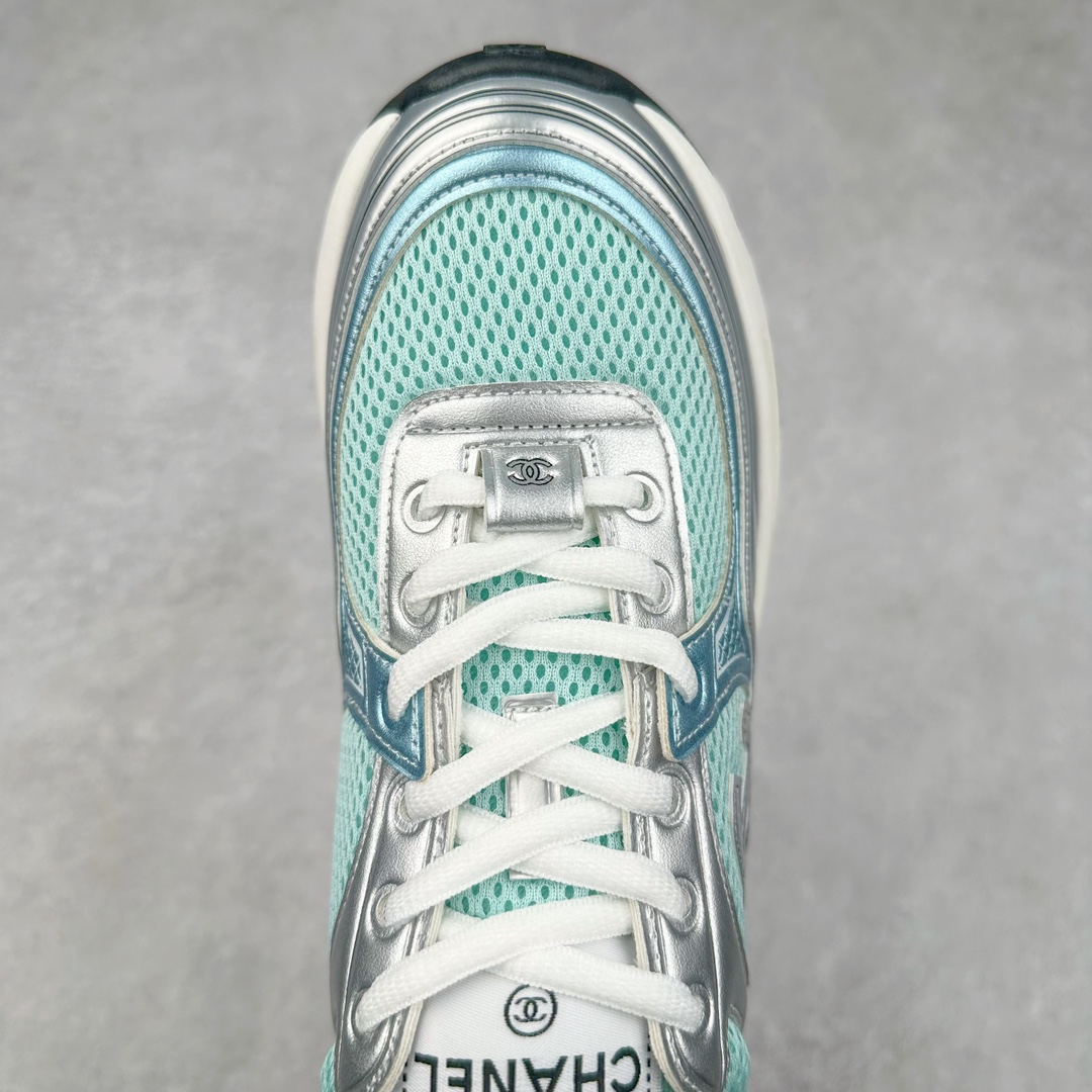 图片[4]-Chanel 23SS 香奈儿早春度假系列 小香金属休闲 运动鞋 金 银角大王 最新国外走秀系列Chanel 香奈儿 2023 早春系列在世界第二小国举办 系列以摩纳哥国际化的海滨生活方式为灵感 从F1赛车赛道到海滩泳池 从赌场到网球场 打造了多样且别致的全新系列赛车手的头盔 连身套装等元素经过重新诠释更显时尚感 配送专柜精美包装🛍📦 ▪面料： 原版进口金属牛皮+科技面料 ▪内里：原版定制透气网里 ▪鞋底：原版开模超轻发泡组合大底 ▪底厚：3.5CM ▪尺码： 女款35-40-选品中心