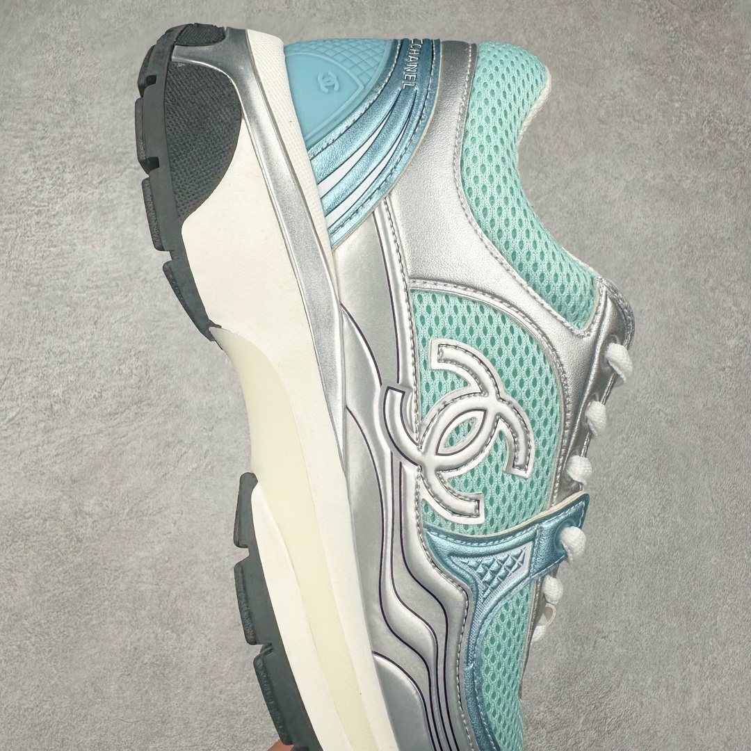 图片[6]-Chanel 23SS 香奈儿早春度假系列 小香金属休闲 运动鞋 金 银角大王 最新国外走秀系列Chanel 香奈儿 2023 早春系列在世界第二小国举办 系列以摩纳哥国际化的海滨生活方式为灵感 从F1赛车赛道到海滩泳池 从赌场到网球场 打造了多样且别致的全新系列赛车手的头盔 连身套装等元素经过重新诠释更显时尚感 配送专柜精美包装🛍📦 ▪面料： 原版进口金属牛皮+科技面料 ▪内里：原版定制透气网里 ▪鞋底：原版开模超轻发泡组合大底 ▪底厚：3.5CM ▪尺码： 女款35-40-选品中心