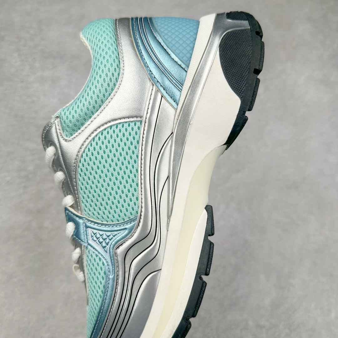 图片[7]-Chanel 23SS 香奈儿早春度假系列 小香金属休闲 运动鞋 金 银角大王 最新国外走秀系列Chanel 香奈儿 2023 早春系列在世界第二小国举办 系列以摩纳哥国际化的海滨生活方式为灵感 从F1赛车赛道到海滩泳池 从赌场到网球场 打造了多样且别致的全新系列赛车手的头盔 连身套装等元素经过重新诠释更显时尚感 配送专柜精美包装🛍📦 ▪面料： 原版进口金属牛皮+科技面料 ▪内里：原版定制透气网里 ▪鞋底：原版开模超轻发泡组合大底 ▪底厚：3.5CM ▪尺码： 女款35-40-选品中心