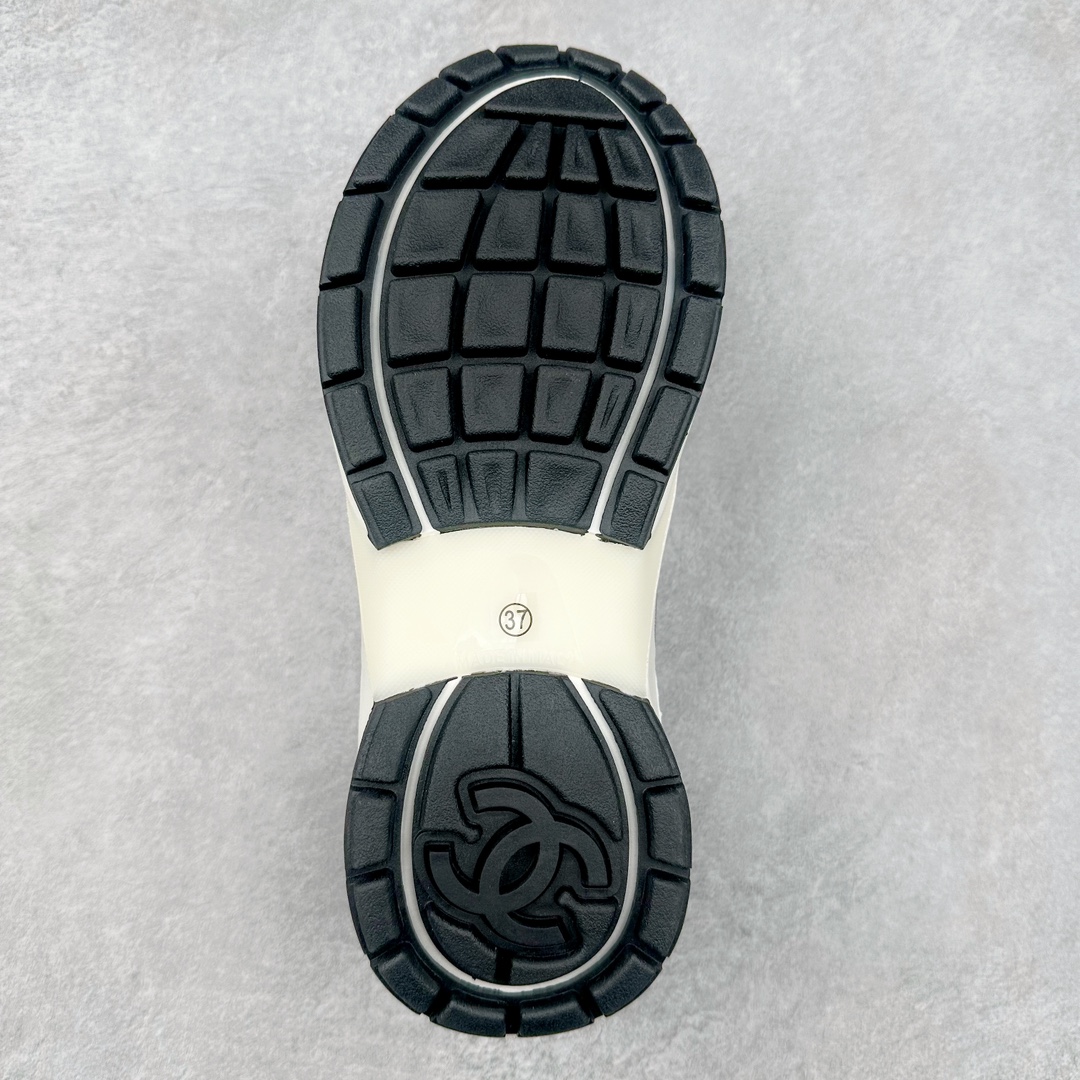 图片[9]-Chanel 23SS 香奈儿早春度假系列 小香金属休闲 运动鞋 金 银角大王 最新国外走秀系列Chanel 香奈儿 2023 早春系列在世界第二小国举办 系列以摩纳哥国际化的海滨生活方式为灵感 从F1赛车赛道到海滩泳池 从赌场到网球场 打造了多样且别致的全新系列赛车手的头盔 连身套装等元素经过重新诠释更显时尚感 配送专柜精美包装🛍📦 ▪面料： 原版进口金属牛皮+科技面料 ▪内里：原版定制透气网里 ▪鞋底：原版开模超轻发泡组合大底 ▪底厚：3.5CM ▪尺码： 女款35-40-选品中心