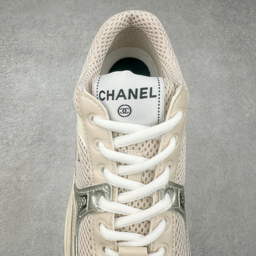 图片[5]-Chanel 23SS 香奈儿早春度假系列 小香金属休闲 运动鞋 金 银角大王 最新国外走秀系列Chanel 香奈儿 2023 早春系列在世界第二小国举办 系列以摩纳哥国际化的海滨生活方式为灵感 从F1赛车赛道到海滩泳池 从赌场到网球场 打造了多样且别致的全新系列赛车手的头盔 连身套装等元素经过重新诠释更显时尚感 配送专柜精美包装🛍📦 ▪面料： 原版进口金属牛皮+科技面料 ▪内里：原版定制透气网里 ▪鞋底：原版开模超轻发泡组合大底 ▪底厚：3.5CM ▪尺码： 女款35-40-选品中心