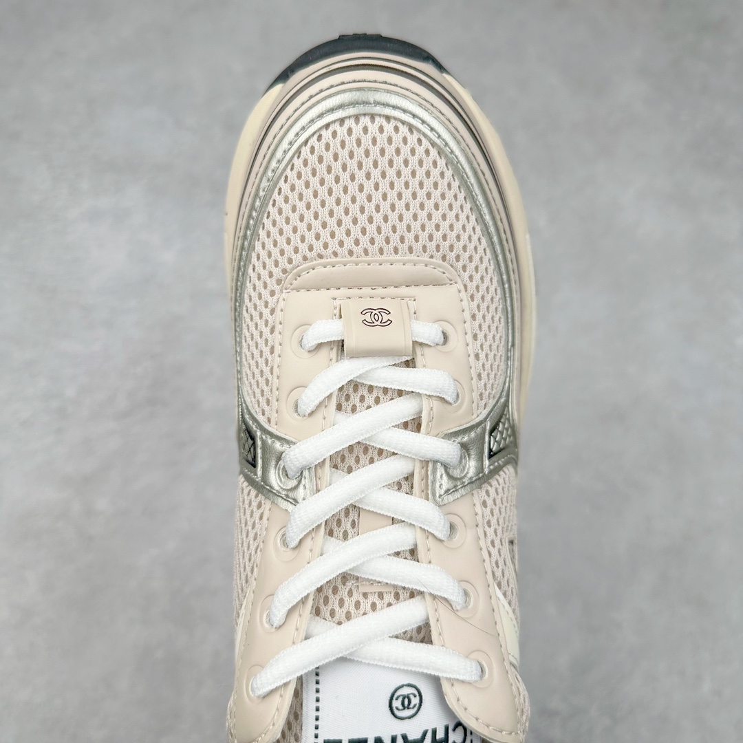 图片[4]-Chanel 23SS 香奈儿早春度假系列 小香金属休闲 运动鞋 金 银角大王 最新国外走秀系列Chanel 香奈儿 2023 早春系列在世界第二小国举办 系列以摩纳哥国际化的海滨生活方式为灵感 从F1赛车赛道到海滩泳池 从赌场到网球场 打造了多样且别致的全新系列赛车手的头盔 连身套装等元素经过重新诠释更显时尚感 配送专柜精美包装🛍📦 ▪面料： 原版进口金属牛皮+科技面料 ▪内里：原版定制透气网里 ▪鞋底：原版开模超轻发泡组合大底 ▪底厚：3.5CM ▪尺码： 女款35-40-选品中心