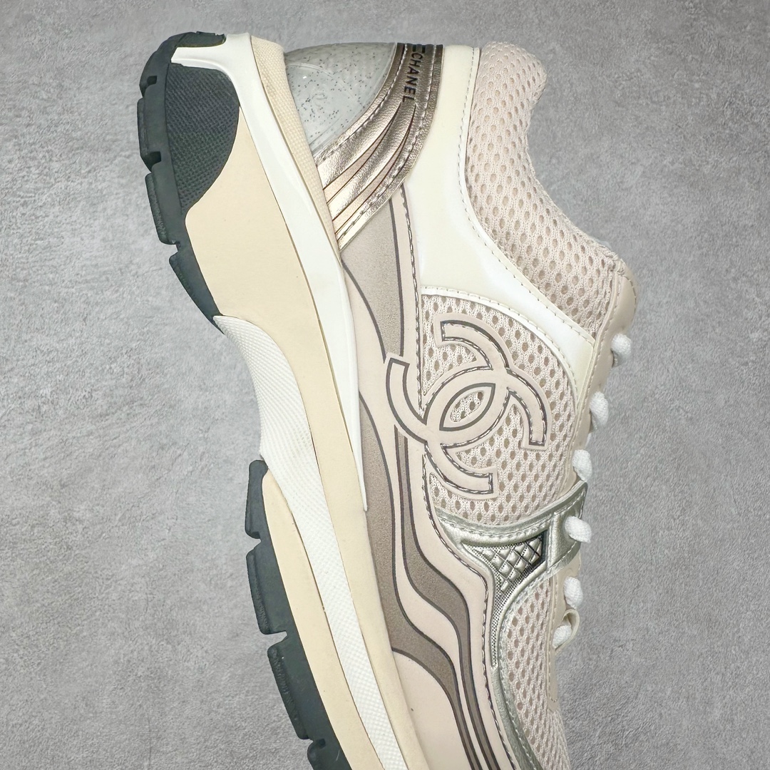 图片[6]-Chanel 23SS 香奈儿早春度假系列 小香金属休闲 运动鞋 金 银角大王 最新国外走秀系列Chanel 香奈儿 2023 早春系列在世界第二小国举办 系列以摩纳哥国际化的海滨生活方式为灵感 从F1赛车赛道到海滩泳池 从赌场到网球场 打造了多样且别致的全新系列赛车手的头盔 连身套装等元素经过重新诠释更显时尚感 配送专柜精美包装🛍📦 ▪面料： 原版进口金属牛皮+科技面料 ▪内里：原版定制透气网里 ▪鞋底：原版开模超轻发泡组合大底 ▪底厚：3.5CM ▪尺码： 女款35-40-选品中心