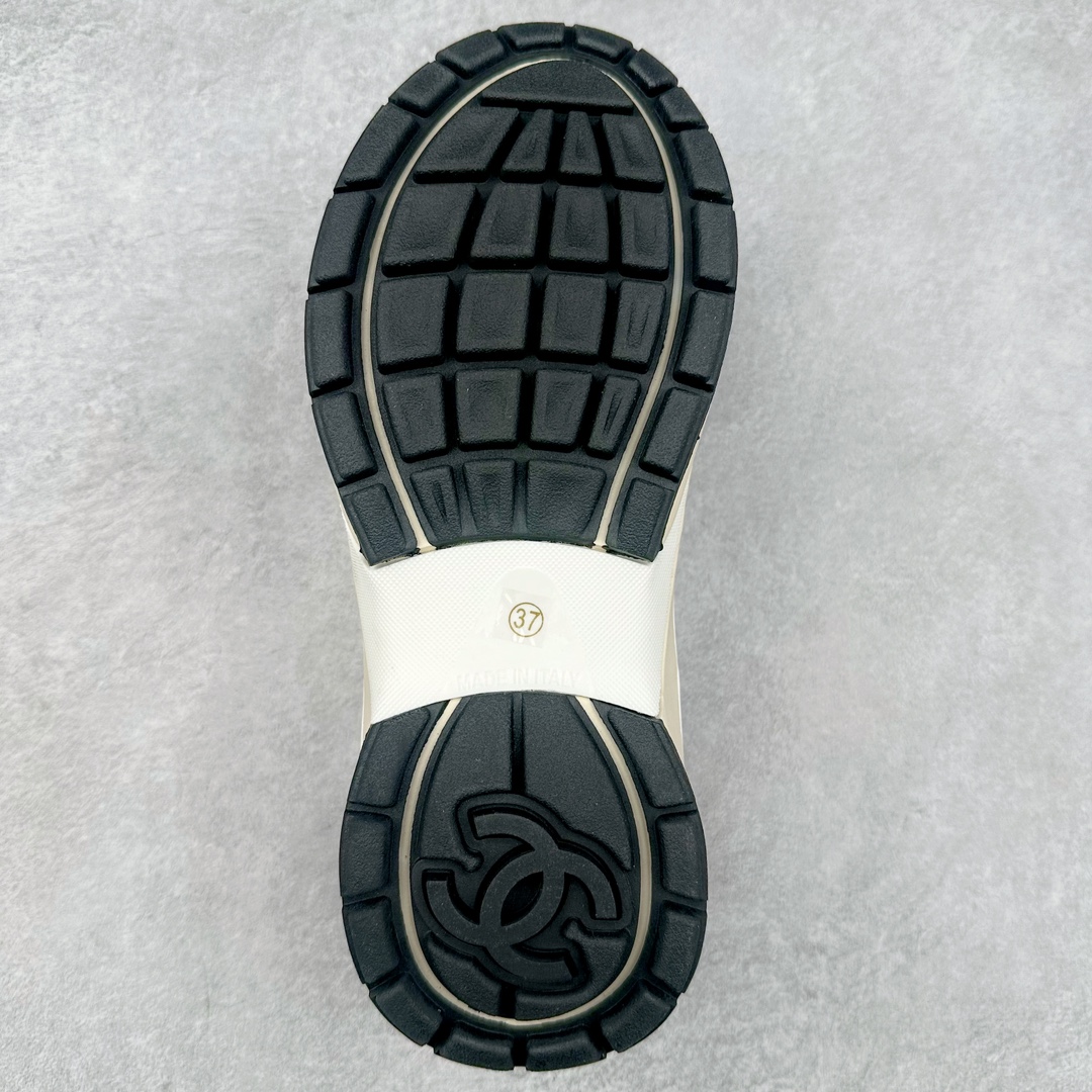 图片[9]-Chanel 23SS 香奈儿早春度假系列 小香金属休闲 运动鞋 金 银角大王 最新国外走秀系列Chanel 香奈儿 2023 早春系列在世界第二小国举办 系列以摩纳哥国际化的海滨生活方式为灵感 从F1赛车赛道到海滩泳池 从赌场到网球场 打造了多样且别致的全新系列赛车手的头盔 连身套装等元素经过重新诠释更显时尚感 配送专柜精美包装🛍📦 ▪面料： 原版进口金属牛皮+科技面料 ▪内里：原版定制透气网里 ▪鞋底：原版开模超轻发泡组合大底 ▪底厚：3.5CM ▪尺码： 女款35-40-选品中心