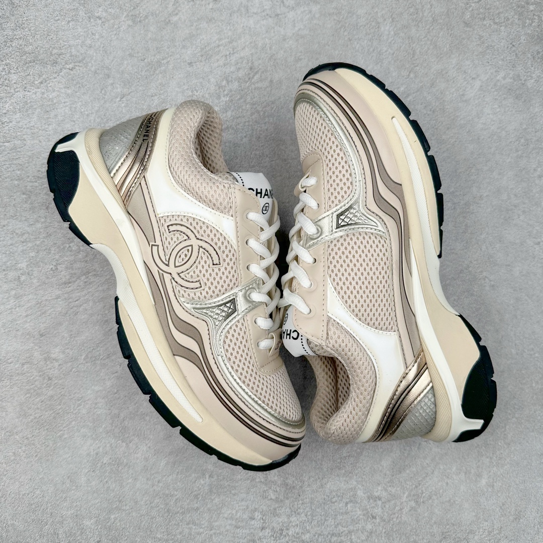 图片[3]-Chanel 23SS 香奈儿早春度假系列 小香金属休闲 运动鞋 金 银角大王 最新国外走秀系列Chanel 香奈儿 2023 早春系列在世界第二小国举办 系列以摩纳哥国际化的海滨生活方式为灵感 从F1赛车赛道到海滩泳池 从赌场到网球场 打造了多样且别致的全新系列赛车手的头盔 连身套装等元素经过重新诠释更显时尚感 配送专柜精美包装🛍📦 ▪面料： 原版进口金属牛皮+科技面料 ▪内里：原版定制透气网里 ▪鞋底：原版开模超轻发泡组合大底 ▪底厚：3.5CM ▪尺码： 女款35-40-选品中心