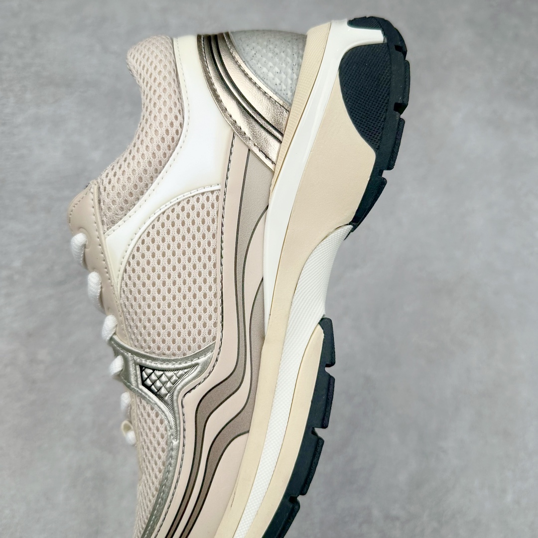 图片[7]-Chanel 23SS 香奈儿早春度假系列 小香金属休闲 运动鞋 金 银角大王 最新国外走秀系列Chanel 香奈儿 2023 早春系列在世界第二小国举办 系列以摩纳哥国际化的海滨生活方式为灵感 从F1赛车赛道到海滩泳池 从赌场到网球场 打造了多样且别致的全新系列赛车手的头盔 连身套装等元素经过重新诠释更显时尚感 配送专柜精美包装🛍📦 ▪面料： 原版进口金属牛皮+科技面料 ▪内里：原版定制透气网里 ▪鞋底：原版开模超轻发泡组合大底 ▪底厚：3.5CM ▪尺码： 女款35-40-选品中心