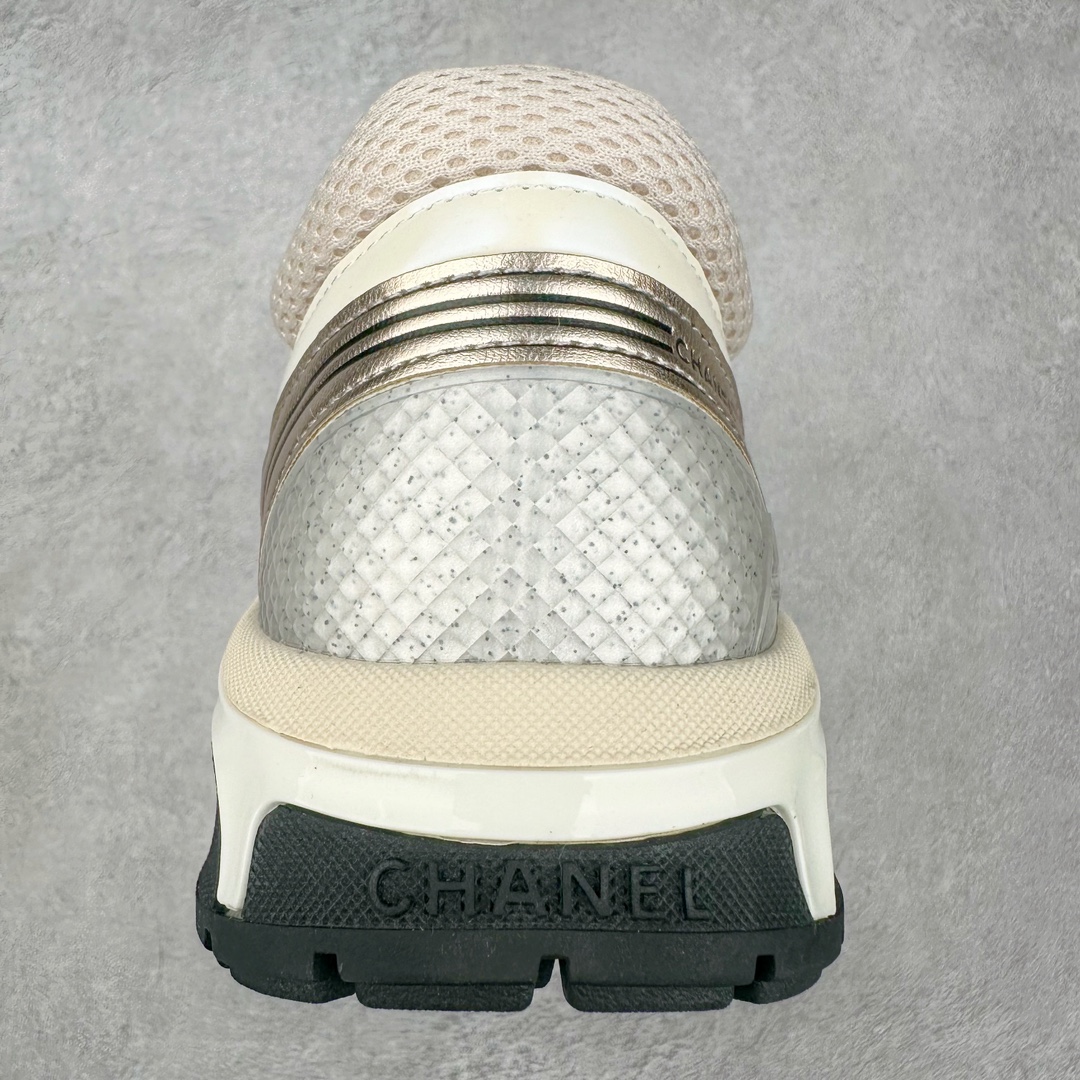 图片[8]-Chanel 23SS 香奈儿早春度假系列 小香金属休闲 运动鞋 金 银角大王 最新国外走秀系列Chanel 香奈儿 2023 早春系列在世界第二小国举办 系列以摩纳哥国际化的海滨生活方式为灵感 从F1赛车赛道到海滩泳池 从赌场到网球场 打造了多样且别致的全新系列赛车手的头盔 连身套装等元素经过重新诠释更显时尚感 配送专柜精美包装🛍📦 ▪面料： 原版进口金属牛皮+科技面料 ▪内里：原版定制透气网里 ▪鞋底：原版开模超轻发泡组合大底 ▪底厚：3.5CM ▪尺码： 女款35-40-选品中心