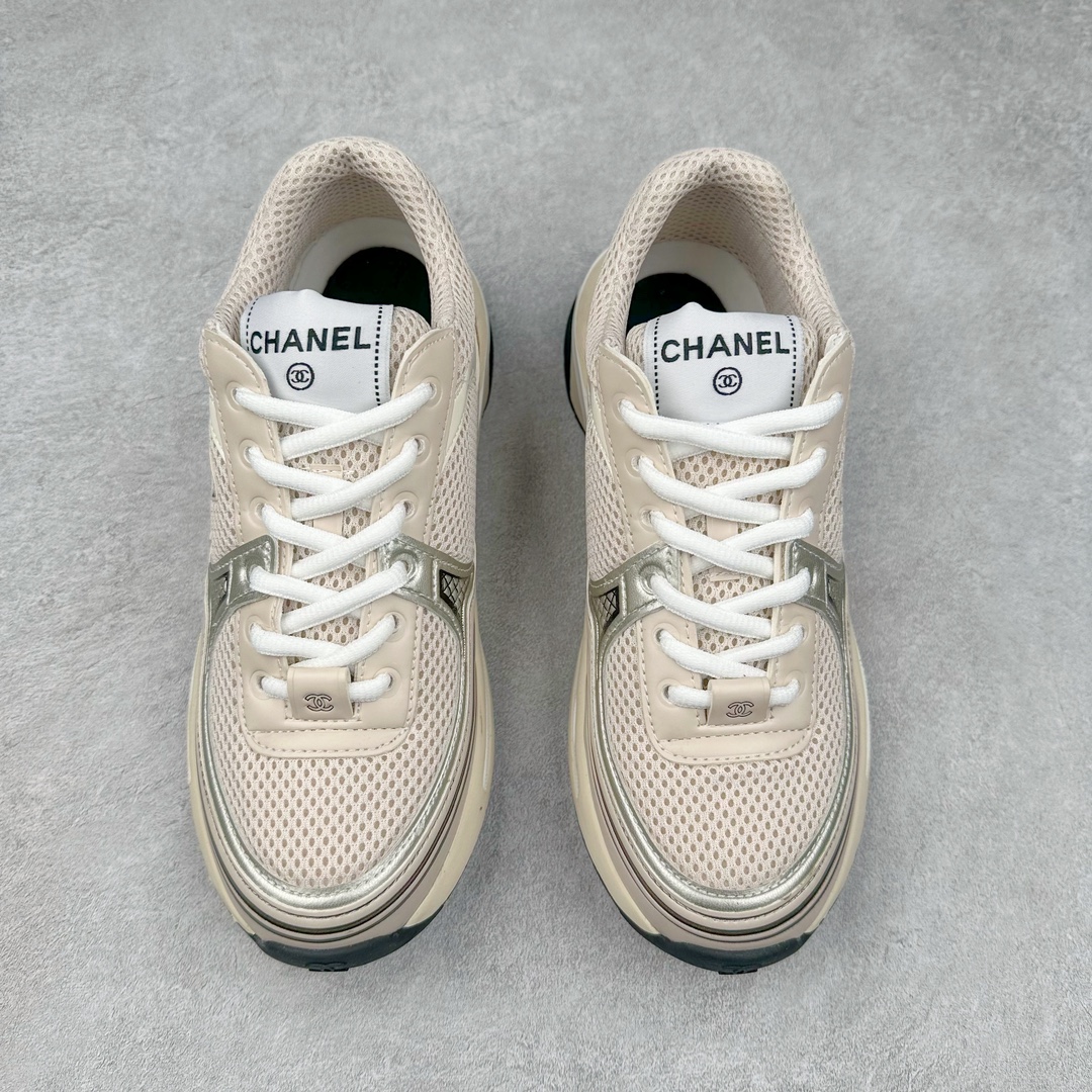图片[2]-Chanel 23SS 香奈儿早春度假系列 小香金属休闲 运动鞋 金 银角大王 最新国外走秀系列Chanel 香奈儿 2023 早春系列在世界第二小国举办 系列以摩纳哥国际化的海滨生活方式为灵感 从F1赛车赛道到海滩泳池 从赌场到网球场 打造了多样且别致的全新系列赛车手的头盔 连身套装等元素经过重新诠释更显时尚感 配送专柜精美包装🛍📦 ▪面料： 原版进口金属牛皮+科技面料 ▪内里：原版定制透气网里 ▪鞋底：原版开模超轻发泡组合大底 ▪底厚：3.5CM ▪尺码： 女款35-40-选品中心