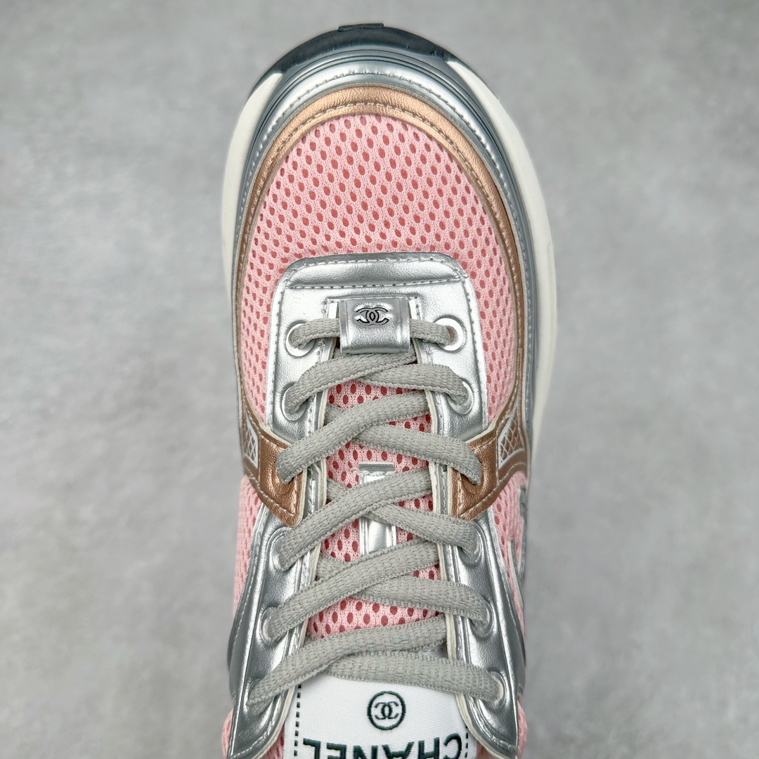 图片[4]-Chanel 23SS 香奈儿早春度假系列 小香金属休闲 运动鞋 金 银角大王 最新国外走秀系列Chanel 香奈儿 2023 早春系列在世界第二小国举办 系列以摩纳哥国际化的海滨生活方式为灵感 从F1赛车赛道到海滩泳池 从赌场到网球场 打造了多样且别致的全新系列赛车手的头盔 连身套装等元素经过重新诠释更显时尚感 配送专柜精美包装🛍📦 ▪面料： 原版进口金属牛皮+科技面料 ▪内里：原版定制透气网里 ▪鞋底：原版开模超轻发泡组合大底 ▪底厚：3.5CM ▪尺码： 女款35-40-选品中心