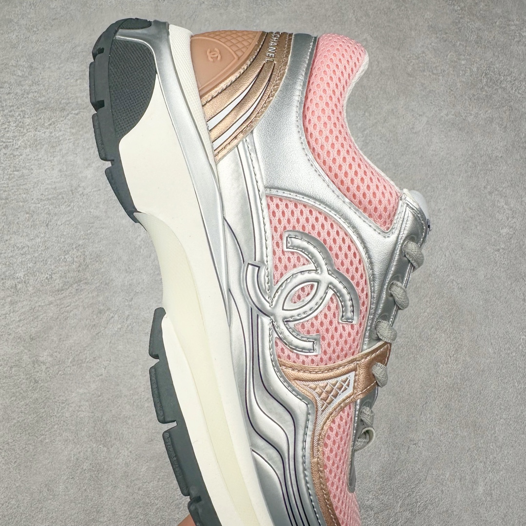 图片[6]-Chanel 23SS 香奈儿早春度假系列 小香金属休闲 运动鞋 金 银角大王 最新国外走秀系列Chanel 香奈儿 2023 早春系列在世界第二小国举办 系列以摩纳哥国际化的海滨生活方式为灵感 从F1赛车赛道到海滩泳池 从赌场到网球场 打造了多样且别致的全新系列赛车手的头盔 连身套装等元素经过重新诠释更显时尚感 配送专柜精美包装🛍📦 ▪面料： 原版进口金属牛皮+科技面料 ▪内里：原版定制透气网里 ▪鞋底：原版开模超轻发泡组合大底 ▪底厚：3.5CM ▪尺码： 女款35-40-选品中心