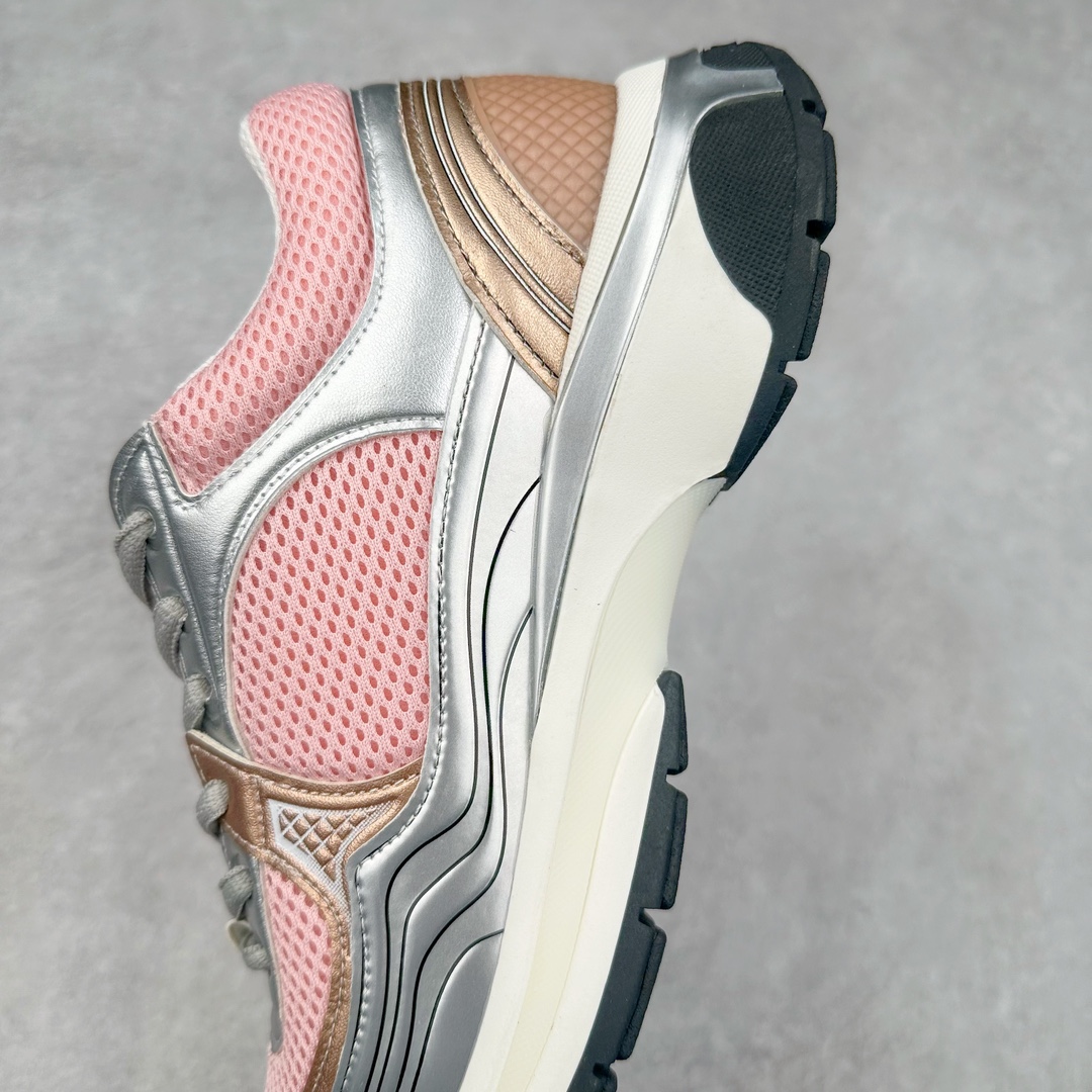 图片[7]-Chanel 23SS 香奈儿早春度假系列 小香金属休闲 运动鞋 金 银角大王 最新国外走秀系列Chanel 香奈儿 2023 早春系列在世界第二小国举办 系列以摩纳哥国际化的海滨生活方式为灵感 从F1赛车赛道到海滩泳池 从赌场到网球场 打造了多样且别致的全新系列赛车手的头盔 连身套装等元素经过重新诠释更显时尚感 配送专柜精美包装🛍📦 ▪面料： 原版进口金属牛皮+科技面料 ▪内里：原版定制透气网里 ▪鞋底：原版开模超轻发泡组合大底 ▪底厚：3.5CM ▪尺码： 女款35-40-选品中心