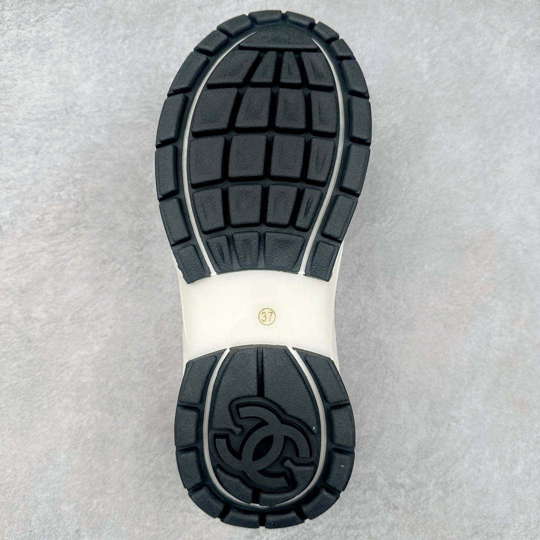 图片[9]-Chanel 23SS 香奈儿早春度假系列 小香金属休闲 运动鞋 金 银角大王 最新国外走秀系列Chanel 香奈儿 2023 早春系列在世界第二小国举办 系列以摩纳哥国际化的海滨生活方式为灵感 从F1赛车赛道到海滩泳池 从赌场到网球场 打造了多样且别致的全新系列赛车手的头盔 连身套装等元素经过重新诠释更显时尚感 配送专柜精美包装🛍📦 ▪面料： 原版进口金属牛皮+科技面料 ▪内里：原版定制透气网里 ▪鞋底：原版开模超轻发泡组合大底 ▪底厚：3.5CM ▪尺码： 女款35-40-选品中心