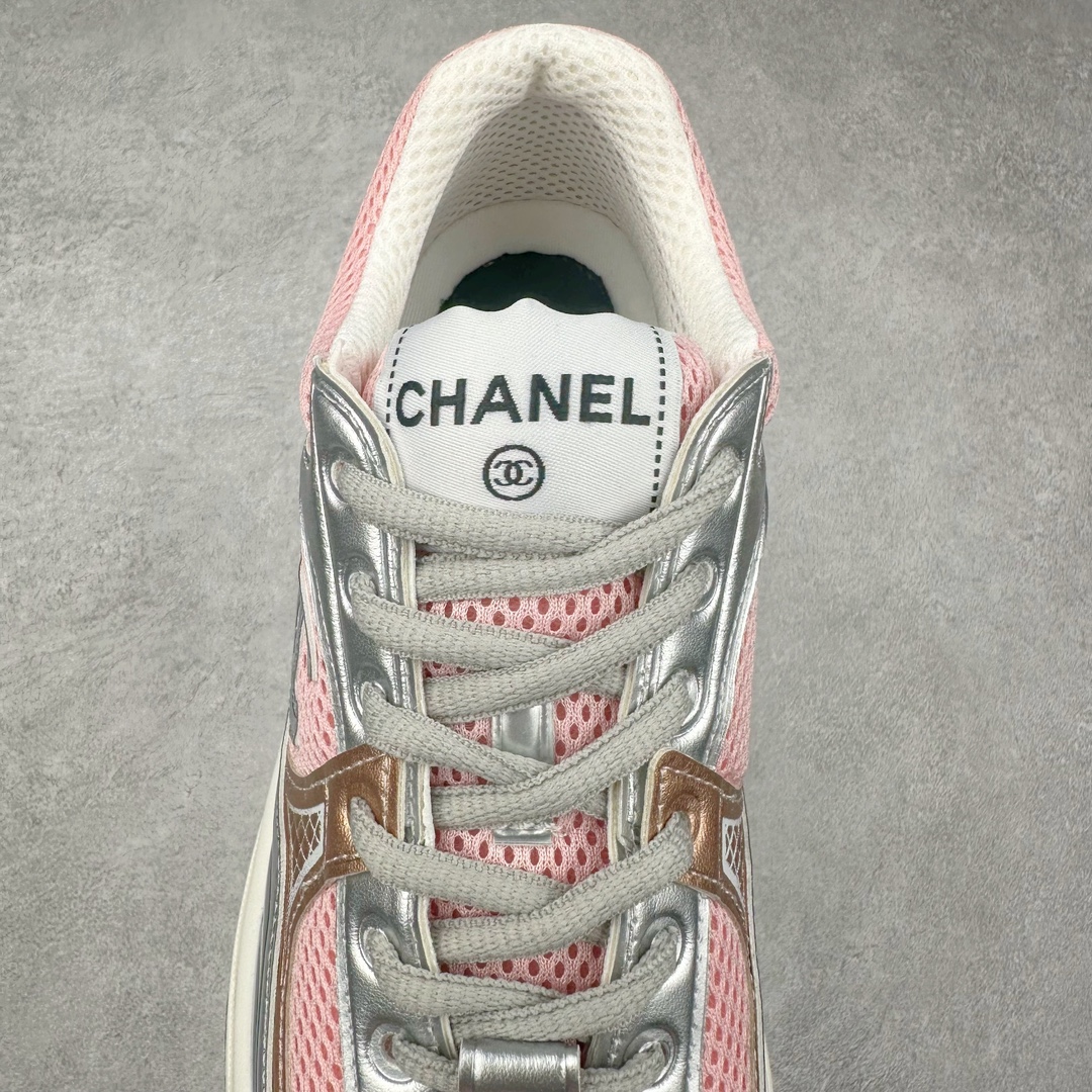 图片[5]-Chanel 23SS 香奈儿早春度假系列 小香金属休闲 运动鞋 金 银角大王 最新国外走秀系列Chanel 香奈儿 2023 早春系列在世界第二小国举办 系列以摩纳哥国际化的海滨生活方式为灵感 从F1赛车赛道到海滩泳池 从赌场到网球场 打造了多样且别致的全新系列赛车手的头盔 连身套装等元素经过重新诠释更显时尚感 配送专柜精美包装🛍📦 ▪面料： 原版进口金属牛皮+科技面料 ▪内里：原版定制透气网里 ▪鞋底：原版开模超轻发泡组合大底 ▪底厚：3.5CM ▪尺码： 女款35-40-选品中心