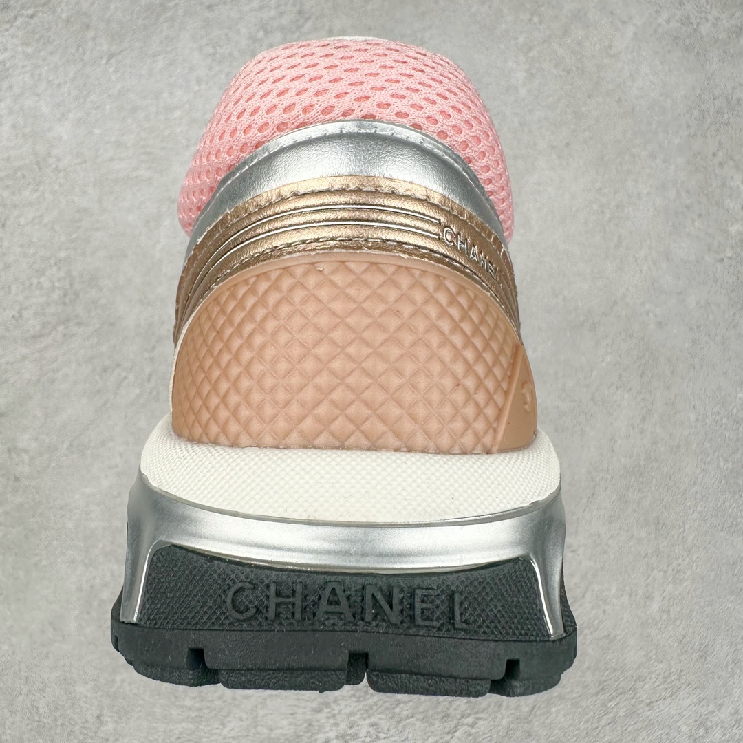 图片[8]-Chanel 23SS 香奈儿早春度假系列 小香金属休闲 运动鞋 金 银角大王 最新国外走秀系列Chanel 香奈儿 2023 早春系列在世界第二小国举办 系列以摩纳哥国际化的海滨生活方式为灵感 从F1赛车赛道到海滩泳池 从赌场到网球场 打造了多样且别致的全新系列赛车手的头盔 连身套装等元素经过重新诠释更显时尚感 配送专柜精美包装🛍📦 ▪面料： 原版进口金属牛皮+科技面料 ▪内里：原版定制透气网里 ▪鞋底：原版开模超轻发泡组合大底 ▪底厚：3.5CM ▪尺码： 女款35-40-选品中心
