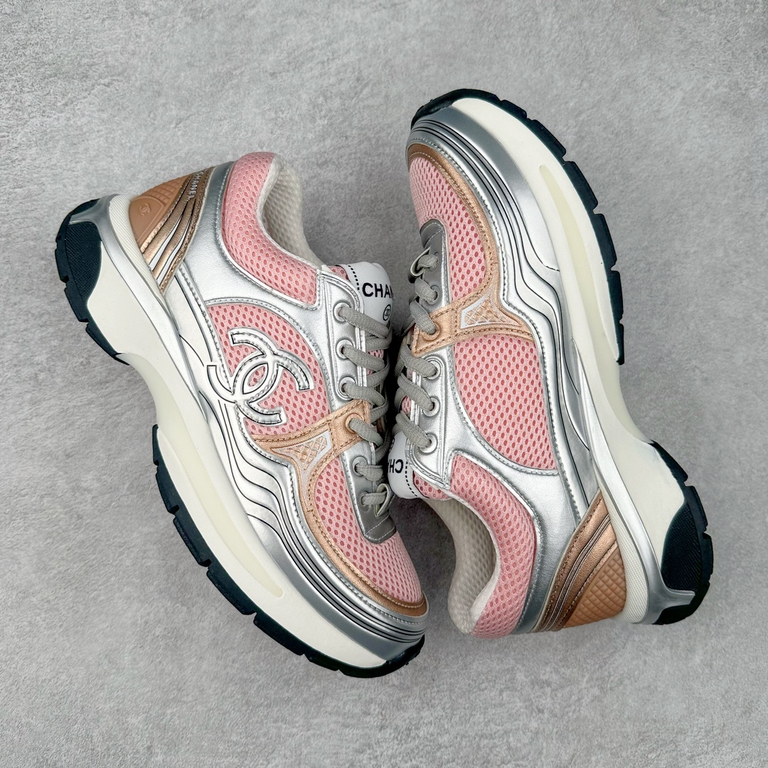 图片[3]-Chanel 23SS 香奈儿早春度假系列 小香金属休闲 运动鞋 金 银角大王 最新国外走秀系列Chanel 香奈儿 2023 早春系列在世界第二小国举办 系列以摩纳哥国际化的海滨生活方式为灵感 从F1赛车赛道到海滩泳池 从赌场到网球场 打造了多样且别致的全新系列赛车手的头盔 连身套装等元素经过重新诠释更显时尚感 配送专柜精美包装🛍📦 ▪面料： 原版进口金属牛皮+科技面料 ▪内里：原版定制透气网里 ▪鞋底：原版开模超轻发泡组合大底 ▪底厚：3.5CM ▪尺码： 女款35-40-选品中心