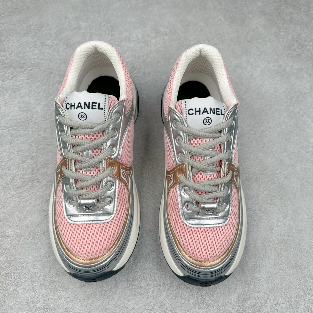 图片[2]-Chanel 23SS 香奈儿早春度假系列 小香金属休闲 运动鞋 金 银角大王 最新国外走秀系列Chanel 香奈儿 2023 早春系列在世界第二小国举办 系列以摩纳哥国际化的海滨生活方式为灵感 从F1赛车赛道到海滩泳池 从赌场到网球场 打造了多样且别致的全新系列赛车手的头盔 连身套装等元素经过重新诠释更显时尚感 配送专柜精美包装🛍📦 ▪面料： 原版进口金属牛皮+科技面料 ▪内里：原版定制透气网里 ▪鞋底：原版开模超轻发泡组合大底 ▪底厚：3.5CM ▪尺码： 女款35-40-选品中心