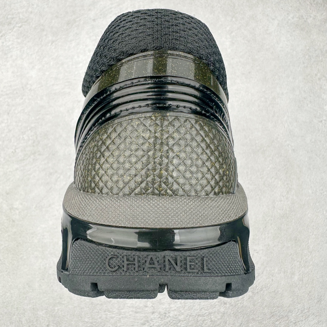图片[8]-Chanel 23SS 香奈儿早春度假系列 小香金属休闲 运动鞋 金 银角大王 最新国外走秀系列Chanel 香奈儿 2023 早春系列在世界第二小国举办 系列以摩纳哥国际化的海滨生活方式为灵感 从F1赛车赛道到海滩泳池 从赌场到网球场 打造了多样且别致的全新系列赛车手的头盔 连身套装等元素经过重新诠释更显时尚感 配送专柜精美包装🛍📦 ▪面料： 原版进口金属牛皮+科技面料 ▪内里：原版定制透气网里 ▪鞋底：原版开模超轻发泡组合大底 ▪底厚：3.5CM ▪尺码： 女款35-40-选品中心