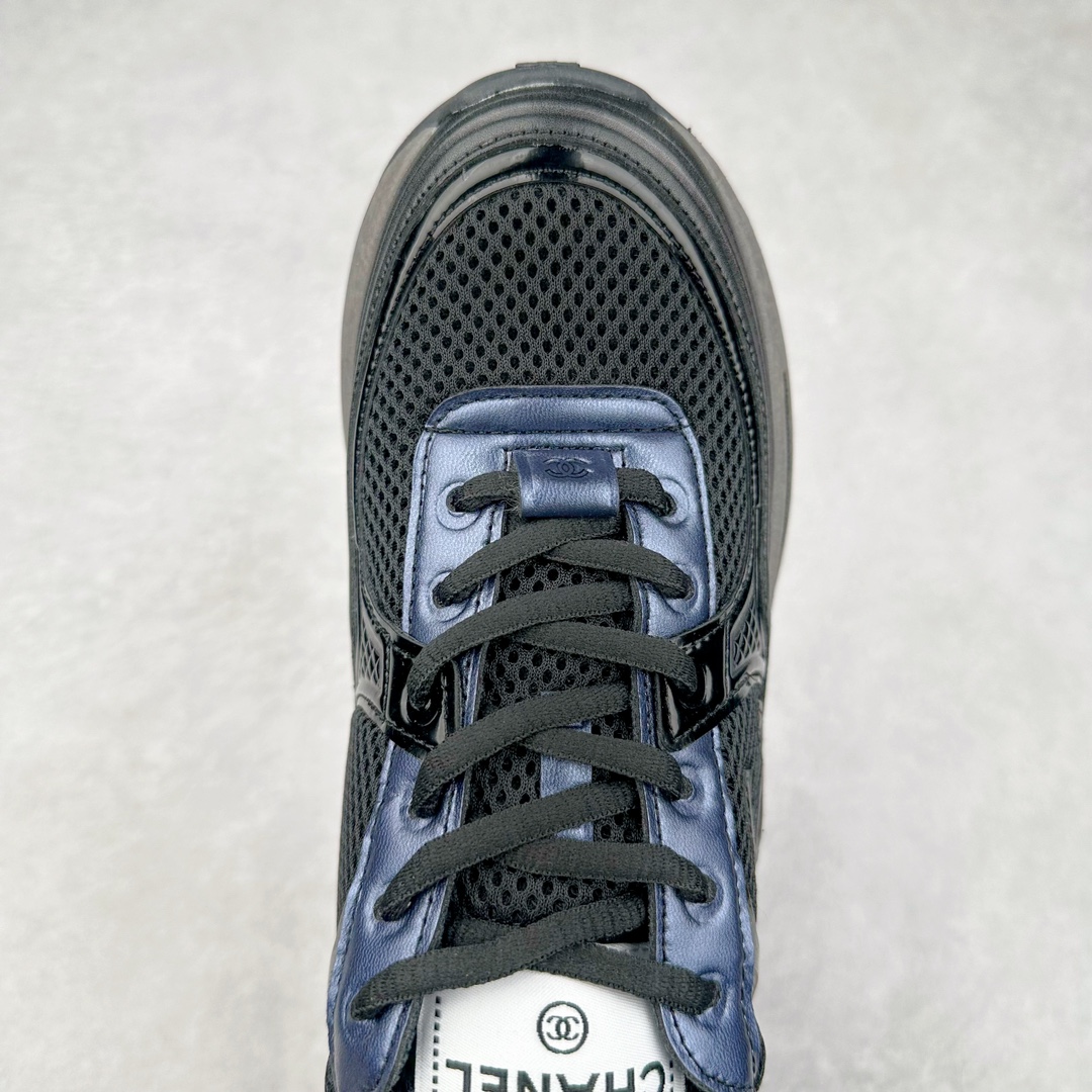 图片[4]-Chanel 23SS 香奈儿早春度假系列 小香金属休闲 运动鞋 金 银角大王 最新国外走秀系列Chanel 香奈儿 2023 早春系列在世界第二小国举办 系列以摩纳哥国际化的海滨生活方式为灵感 从F1赛车赛道到海滩泳池 从赌场到网球场 打造了多样且别致的全新系列赛车手的头盔 连身套装等元素经过重新诠释更显时尚感 配送专柜精美包装🛍📦 ▪面料： 原版进口金属牛皮+科技面料 ▪内里：原版定制透气网里 ▪鞋底：原版开模超轻发泡组合大底 ▪底厚：3.5CM ▪尺码： 女款35-40-选品中心