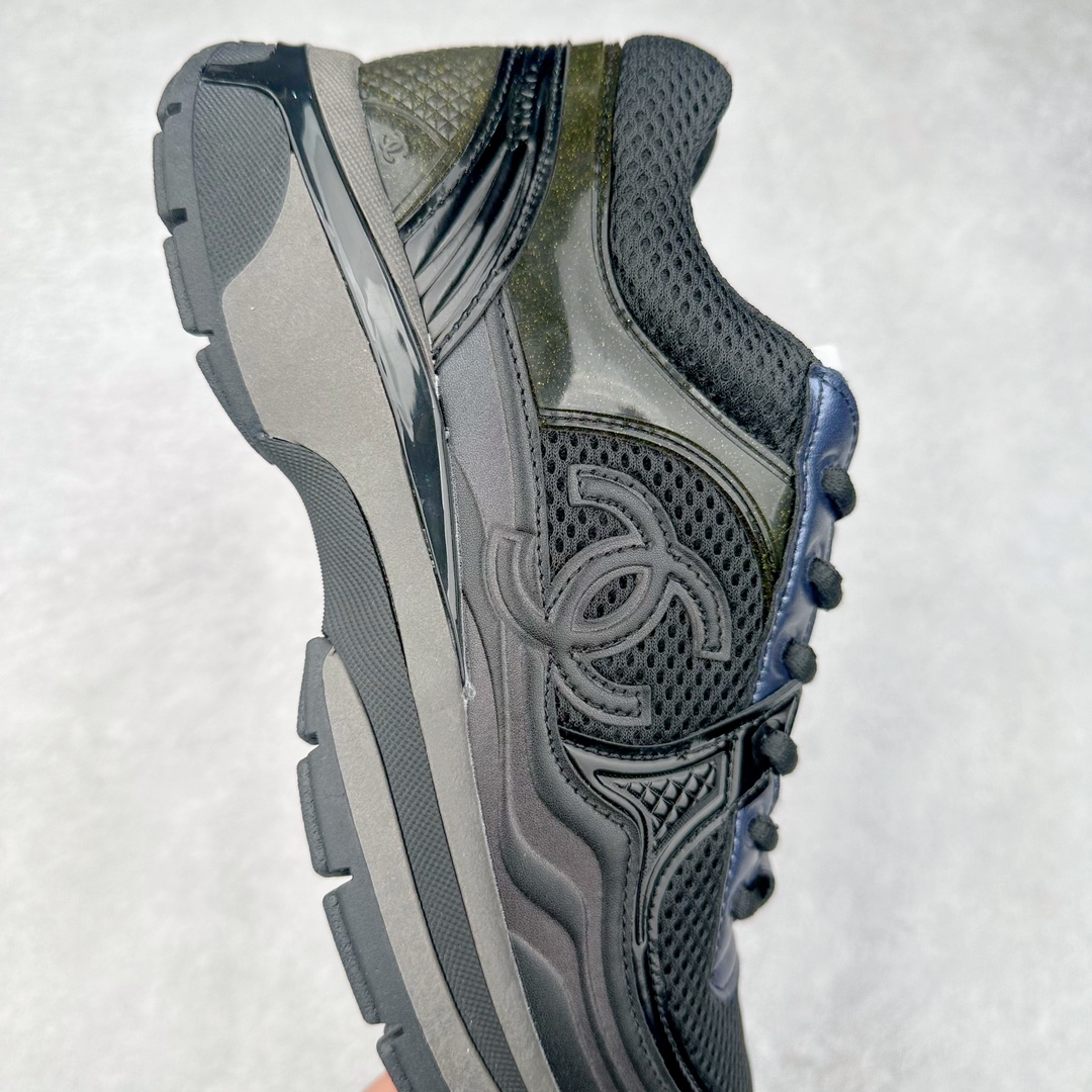 图片[6]-Chanel 23SS 香奈儿早春度假系列 小香金属休闲 运动鞋 金 银角大王 最新国外走秀系列Chanel 香奈儿 2023 早春系列在世界第二小国举办 系列以摩纳哥国际化的海滨生活方式为灵感 从F1赛车赛道到海滩泳池 从赌场到网球场 打造了多样且别致的全新系列赛车手的头盔 连身套装等元素经过重新诠释更显时尚感 配送专柜精美包装🛍📦 ▪面料： 原版进口金属牛皮+科技面料 ▪内里：原版定制透气网里 ▪鞋底：原版开模超轻发泡组合大底 ▪底厚：3.5CM ▪尺码： 女款35-40-选品中心