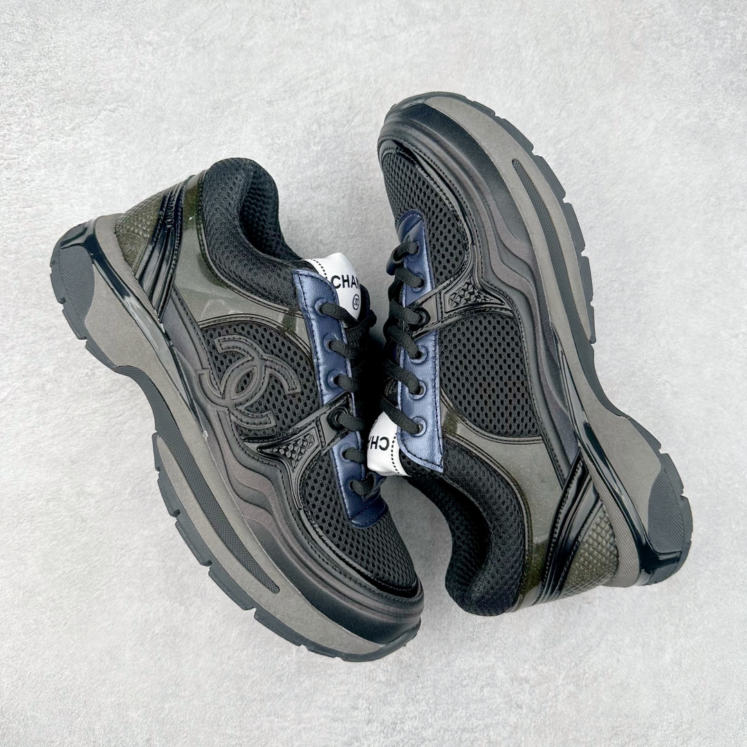 图片[3]-Chanel 23SS 香奈儿早春度假系列 小香金属休闲 运动鞋 金 银角大王 最新国外走秀系列Chanel 香奈儿 2023 早春系列在世界第二小国举办 系列以摩纳哥国际化的海滨生活方式为灵感 从F1赛车赛道到海滩泳池 从赌场到网球场 打造了多样且别致的全新系列赛车手的头盔 连身套装等元素经过重新诠释更显时尚感 配送专柜精美包装🛍📦 ▪面料： 原版进口金属牛皮+科技面料 ▪内里：原版定制透气网里 ▪鞋底：原版开模超轻发泡组合大底 ▪底厚：3.5CM ▪尺码： 女款35-40-选品中心