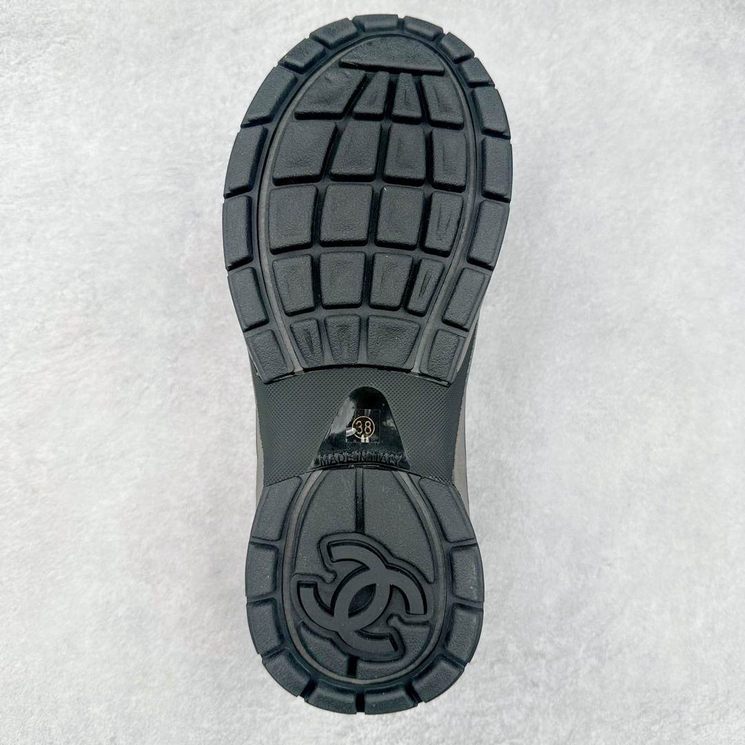 图片[9]-Chanel 23SS 香奈儿早春度假系列 小香金属休闲 运动鞋 金 银角大王 最新国外走秀系列Chanel 香奈儿 2023 早春系列在世界第二小国举办 系列以摩纳哥国际化的海滨生活方式为灵感 从F1赛车赛道到海滩泳池 从赌场到网球场 打造了多样且别致的全新系列赛车手的头盔 连身套装等元素经过重新诠释更显时尚感 配送专柜精美包装🛍📦 ▪面料： 原版进口金属牛皮+科技面料 ▪内里：原版定制透气网里 ▪鞋底：原版开模超轻发泡组合大底 ▪底厚：3.5CM ▪尺码： 女款35-40-选品中心