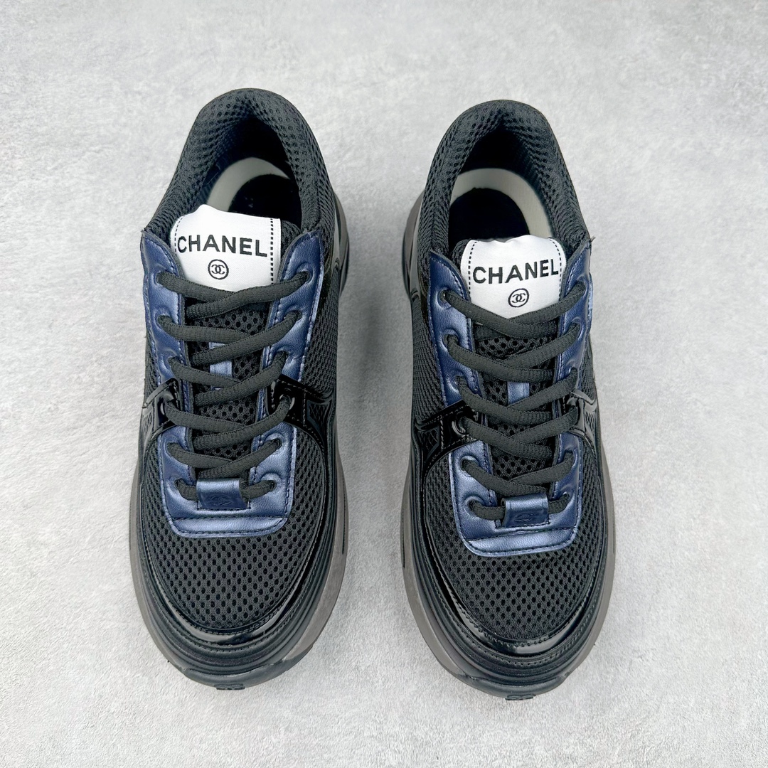 图片[2]-Chanel 23SS 香奈儿早春度假系列 小香金属休闲 运动鞋 金 银角大王 最新国外走秀系列Chanel 香奈儿 2023 早春系列在世界第二小国举办 系列以摩纳哥国际化的海滨生活方式为灵感 从F1赛车赛道到海滩泳池 从赌场到网球场 打造了多样且别致的全新系列赛车手的头盔 连身套装等元素经过重新诠释更显时尚感 配送专柜精美包装🛍📦 ▪面料： 原版进口金属牛皮+科技面料 ▪内里：原版定制透气网里 ▪鞋底：原版开模超轻发泡组合大底 ▪底厚：3.5CM ▪尺码： 女款35-40-选品中心