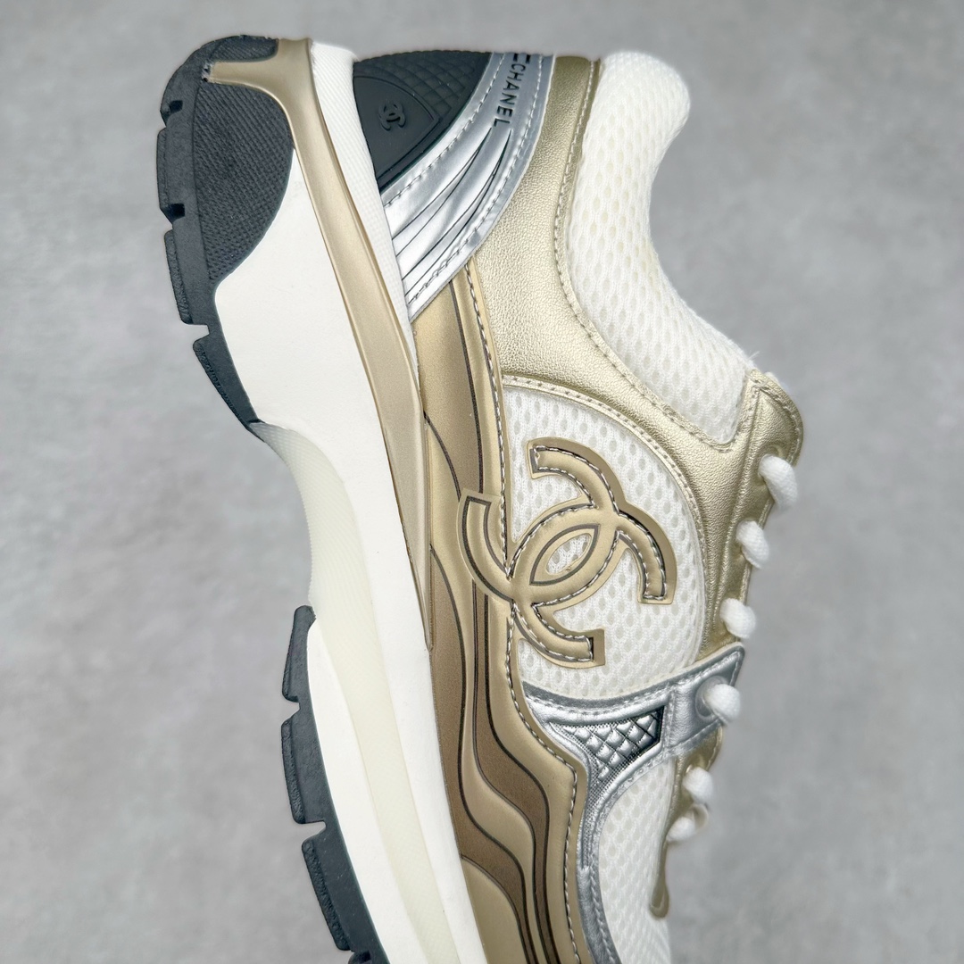 图片[6]-Chanel 23SS 香奈儿早春度假系列 小香金属休闲 运动鞋 金 银角大王 最新国外走秀系列Chanel 香奈儿 2023 早春系列在世界第二小国举办 系列以摩纳哥国际化的海滨生活方式为灵感 从F1赛车赛道到海滩泳池 从赌场到网球场 打造了多样且别致的全新系列赛车手的头盔 连身套装等元素经过重新诠释更显时尚感 配送专柜精美包装🛍📦 ▪面料： 原版进口金属牛皮+科技面料 ▪内里：原版定制透气网里 ▪鞋底：原版开模超轻发泡组合大底 ▪底厚：3.5CM ▪尺码： 女款35-40-选品中心