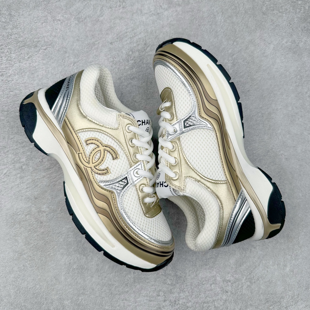 图片[3]-Chanel 23SS 香奈儿早春度假系列 小香金属休闲 运动鞋 金 银角大王 最新国外走秀系列Chanel 香奈儿 2023 早春系列在世界第二小国举办 系列以摩纳哥国际化的海滨生活方式为灵感 从F1赛车赛道到海滩泳池 从赌场到网球场 打造了多样且别致的全新系列赛车手的头盔 连身套装等元素经过重新诠释更显时尚感 配送专柜精美包装🛍📦 ▪面料： 原版进口金属牛皮+科技面料 ▪内里：原版定制透气网里 ▪鞋底：原版开模超轻发泡组合大底 ▪底厚：3.5CM ▪尺码： 女款35-40-选品中心