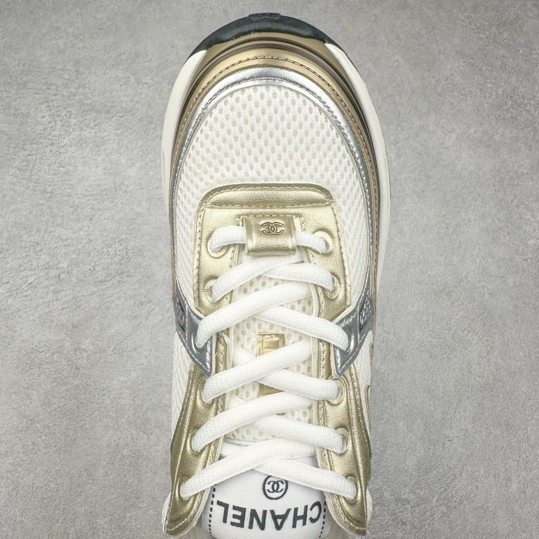 图片[4]-Chanel 23SS 香奈儿早春度假系列 小香金属休闲 运动鞋 金 银角大王 最新国外走秀系列Chanel 香奈儿 2023 早春系列在世界第二小国举办 系列以摩纳哥国际化的海滨生活方式为灵感 从F1赛车赛道到海滩泳池 从赌场到网球场 打造了多样且别致的全新系列赛车手的头盔 连身套装等元素经过重新诠释更显时尚感 配送专柜精美包装🛍📦 ▪面料： 原版进口金属牛皮+科技面料 ▪内里：原版定制透气网里 ▪鞋底：原版开模超轻发泡组合大底 ▪底厚：3.5CM ▪尺码： 女款35-40-选品中心