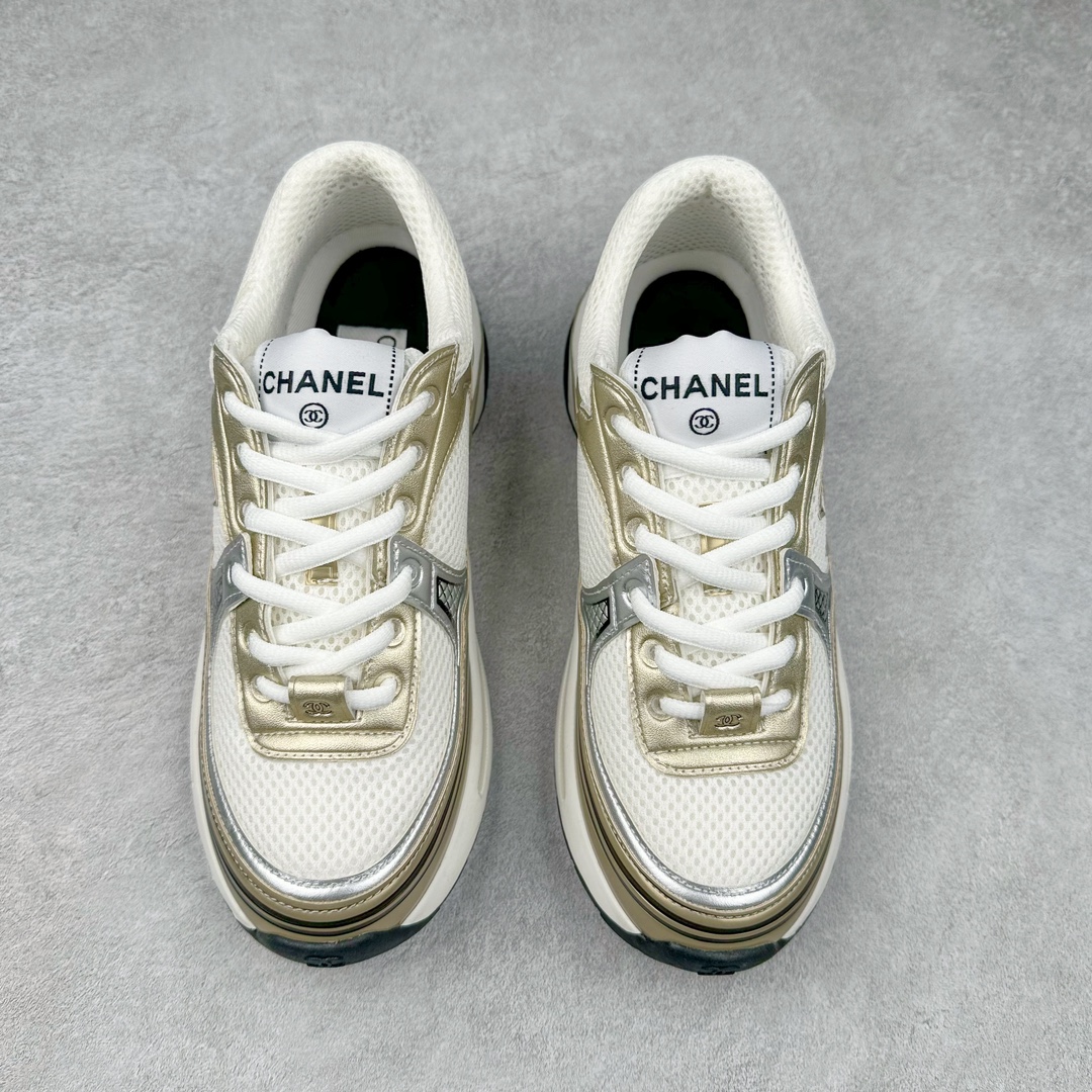 图片[2]-Chanel 23SS 香奈儿早春度假系列 小香金属休闲 运动鞋 金 银角大王 最新国外走秀系列Chanel 香奈儿 2023 早春系列在世界第二小国举办 系列以摩纳哥国际化的海滨生活方式为灵感 从F1赛车赛道到海滩泳池 从赌场到网球场 打造了多样且别致的全新系列赛车手的头盔 连身套装等元素经过重新诠释更显时尚感 配送专柜精美包装🛍📦 ▪面料： 原版进口金属牛皮+科技面料 ▪内里：原版定制透气网里 ▪鞋底：原版开模超轻发泡组合大底 ▪底厚：3.5CM ▪尺码： 女款35-40-选品中心