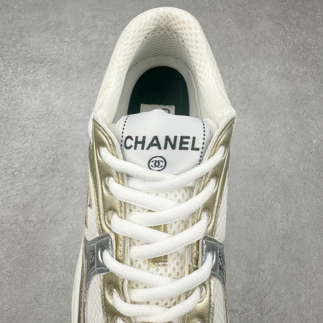 图片[5]-Chanel 23SS 香奈儿早春度假系列 小香金属休闲 运动鞋 金 银角大王 最新国外走秀系列Chanel 香奈儿 2023 早春系列在世界第二小国举办 系列以摩纳哥国际化的海滨生活方式为灵感 从F1赛车赛道到海滩泳池 从赌场到网球场 打造了多样且别致的全新系列赛车手的头盔 连身套装等元素经过重新诠释更显时尚感 配送专柜精美包装🛍📦 ▪面料： 原版进口金属牛皮+科技面料 ▪内里：原版定制透气网里 ▪鞋底：原版开模超轻发泡组合大底 ▪底厚：3.5CM ▪尺码： 女款35-40-选品中心