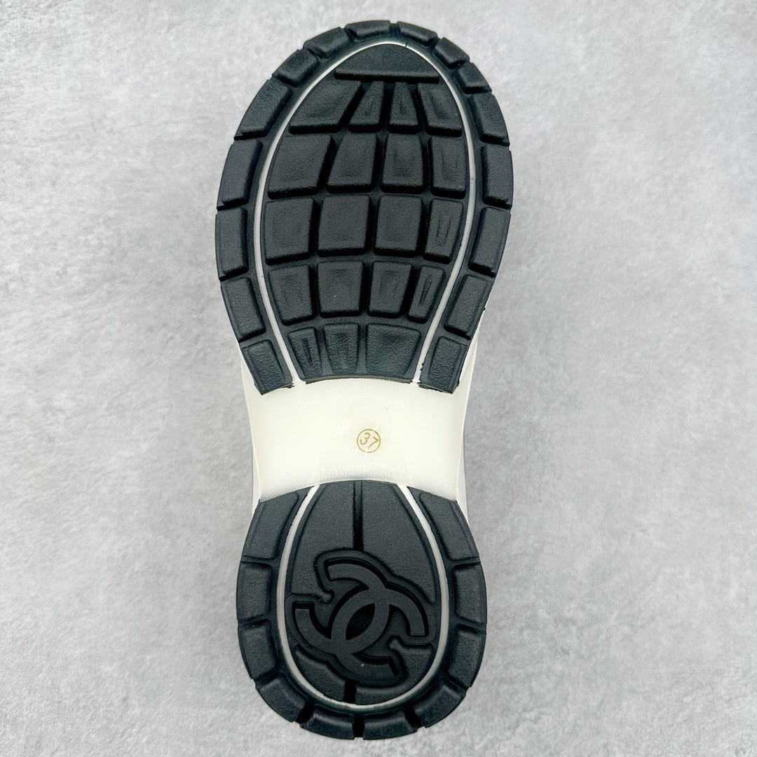 图片[9]-Chanel 23SS 香奈儿早春度假系列 小香金属休闲 运动鞋 金 银角大王 最新国外走秀系列Chanel 香奈儿 2023 早春系列在世界第二小国举办 系列以摩纳哥国际化的海滨生活方式为灵感 从F1赛车赛道到海滩泳池 从赌场到网球场 打造了多样且别致的全新系列赛车手的头盔 连身套装等元素经过重新诠释更显时尚感 配送专柜精美包装🛍📦 ▪面料： 原版进口金属牛皮+科技面料 ▪内里：原版定制透气网里 ▪鞋底：原版开模超轻发泡组合大底 ▪底厚：3.5CM ▪尺码： 女款35-40-选品中心