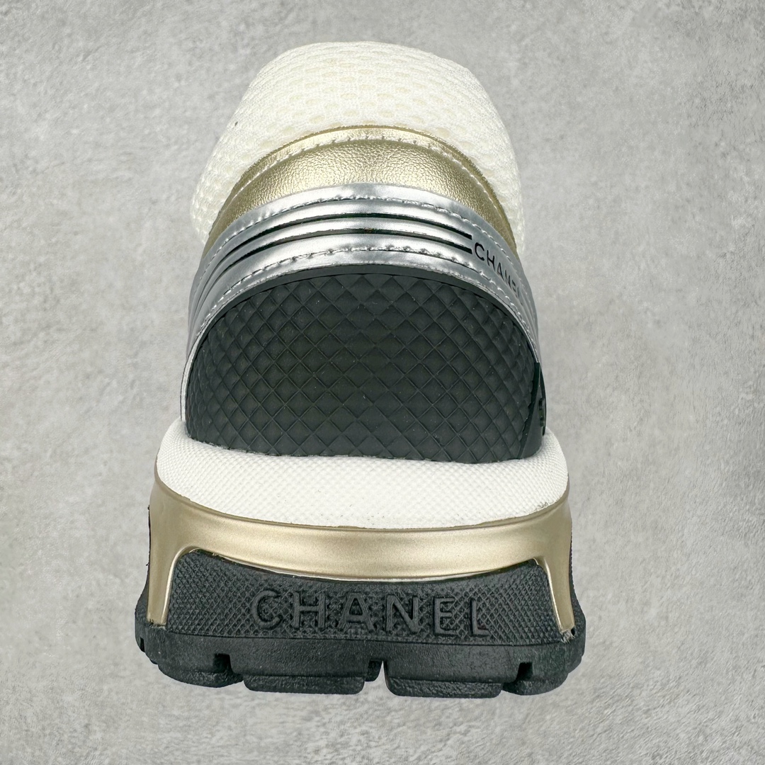 图片[8]-Chanel 23SS 香奈儿早春度假系列 小香金属休闲 运动鞋 金 银角大王 最新国外走秀系列Chanel 香奈儿 2023 早春系列在世界第二小国举办 系列以摩纳哥国际化的海滨生活方式为灵感 从F1赛车赛道到海滩泳池 从赌场到网球场 打造了多样且别致的全新系列赛车手的头盔 连身套装等元素经过重新诠释更显时尚感 配送专柜精美包装🛍📦 ▪面料： 原版进口金属牛皮+科技面料 ▪内里：原版定制透气网里 ▪鞋底：原版开模超轻发泡组合大底 ▪底厚：3.5CM ▪尺码： 女款35-40-选品中心
