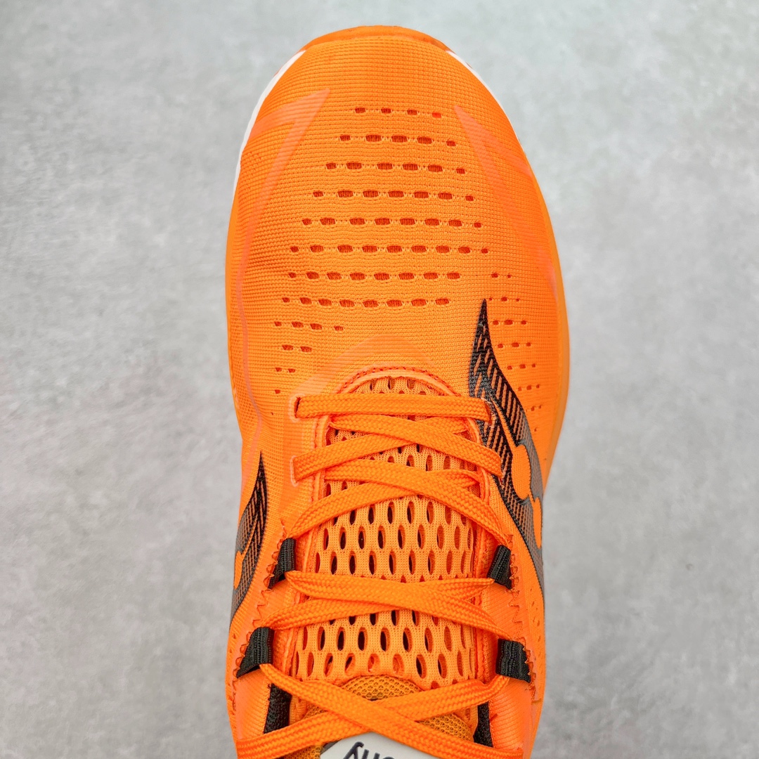 图片[4]-慢跑鞋中的劳斯莱斯 Saucony Endorphin Speed 索康尼啡速4代舒适织物低帮训练跑步鞋 尼龙板厚底竞速训练鞋 #原数据开发纸版楦型 #采用工学透气针织布鞋面材质 #内嵌3D环绕包裹缓震鞋垫 #外置镂空XT-900防滑橡胶大底❗️ #啡速属于减配版，推进力较为温和，尼龙板刚性也不强，驾驭门槛较低，适合进阶跑者日常训练及短距离比赛，适合精英跑者竞速训练。 #中底采用加厚的 PWRRUN PB缓震泡棉，有效减少触地带来的冲击力，能量回馈高达90%，缓震和回弹表现出色。S型飞翼尼龙板结合快速滚动科技，提供推进力的同时，还加强了稳定支撑保护，前后掌过渡也更加流畅。 尺码：40 40.5 41 42 42.5 43 44 44.5 45 女鞋后续待出-选品中心