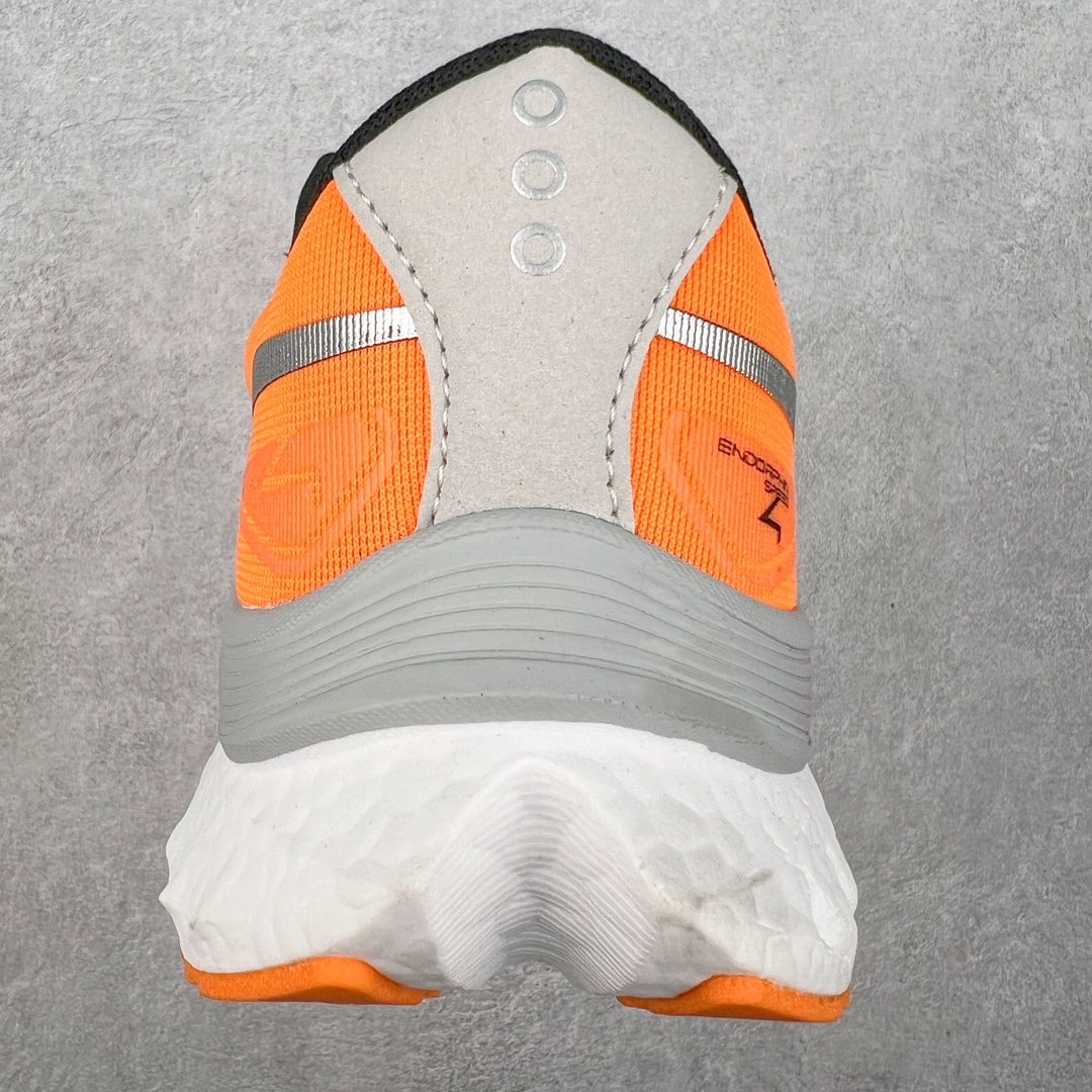 图片[8]-慢跑鞋中的劳斯莱斯 Saucony Endorphin Speed 索康尼啡速4代舒适织物低帮训练跑步鞋 尼龙板厚底竞速训练鞋 #原数据开发纸版楦型 #采用工学透气针织布鞋面材质 #内嵌3D环绕包裹缓震鞋垫 #外置镂空XT-900防滑橡胶大底❗️ #啡速属于减配版，推进力较为温和，尼龙板刚性也不强，驾驭门槛较低，适合进阶跑者日常训练及短距离比赛，适合精英跑者竞速训练。 #中底采用加厚的 PWRRUN PB缓震泡棉，有效减少触地带来的冲击力，能量回馈高达90%，缓震和回弹表现出色。S型飞翼尼龙板结合快速滚动科技，提供推进力的同时，还加强了稳定支撑保护，前后掌过渡也更加流畅。 尺码：40 40.5 41 42 42.5 43 44 44.5 45 女鞋后续待出-选品中心