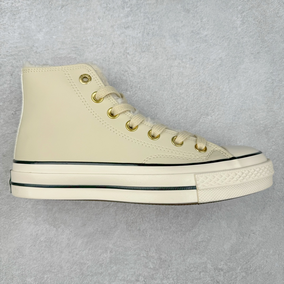 Converse Chuck 1970S 加毛款 鞋面采用防水皮革面搭配金色鞋眼扣和毛绒内衬 双倍温暖加持 寒冷瞬时\\\”解冻″ 经典70s外观点缀精致复古金标 颜色:黑皮金扣加毛 货号:A12444C 颜色:米黄金扣加毛 货号:A12443C 尺码:35 36 36.5 37 37.5 38 39 39.5 40 41 41.5 42 42.5 43 44-选品中心