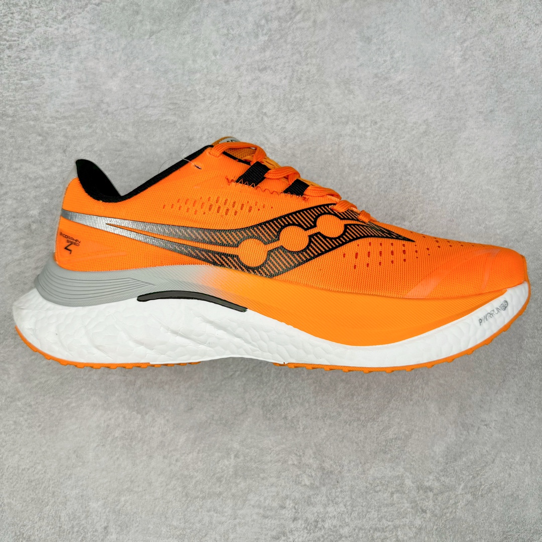 慢跑鞋中的劳斯莱斯 Saucony Endorphin Speed 索康尼啡速4代舒适织物低帮训练跑步鞋 尼龙板厚底竞速训练鞋 #原数据开发纸版楦型 #采用工学透气针织布鞋面材质 #内嵌3D环绕包裹缓震鞋垫 #外置镂空XT-900防滑橡胶大底❗️ #啡速属于减配版，推进力较为温和，尼龙板刚性也不强，驾驭门槛较低，适合进阶跑者日常训练及短距离比赛，适合精英跑者竞速训练。 #中底采用加厚的 PWRRUN PB缓震泡棉，有效减少触地带来的冲击力，能量回馈高达90%，缓震和回弹表现出色。S型飞翼尼龙板结合快速滚动科技，提供推进力的同时，还加强了稳定支撑保护，前后掌过渡也更加流畅。 尺码：40 40.5 41 42 42.5 43 44 44.5 45 女鞋后续待出-选品中心