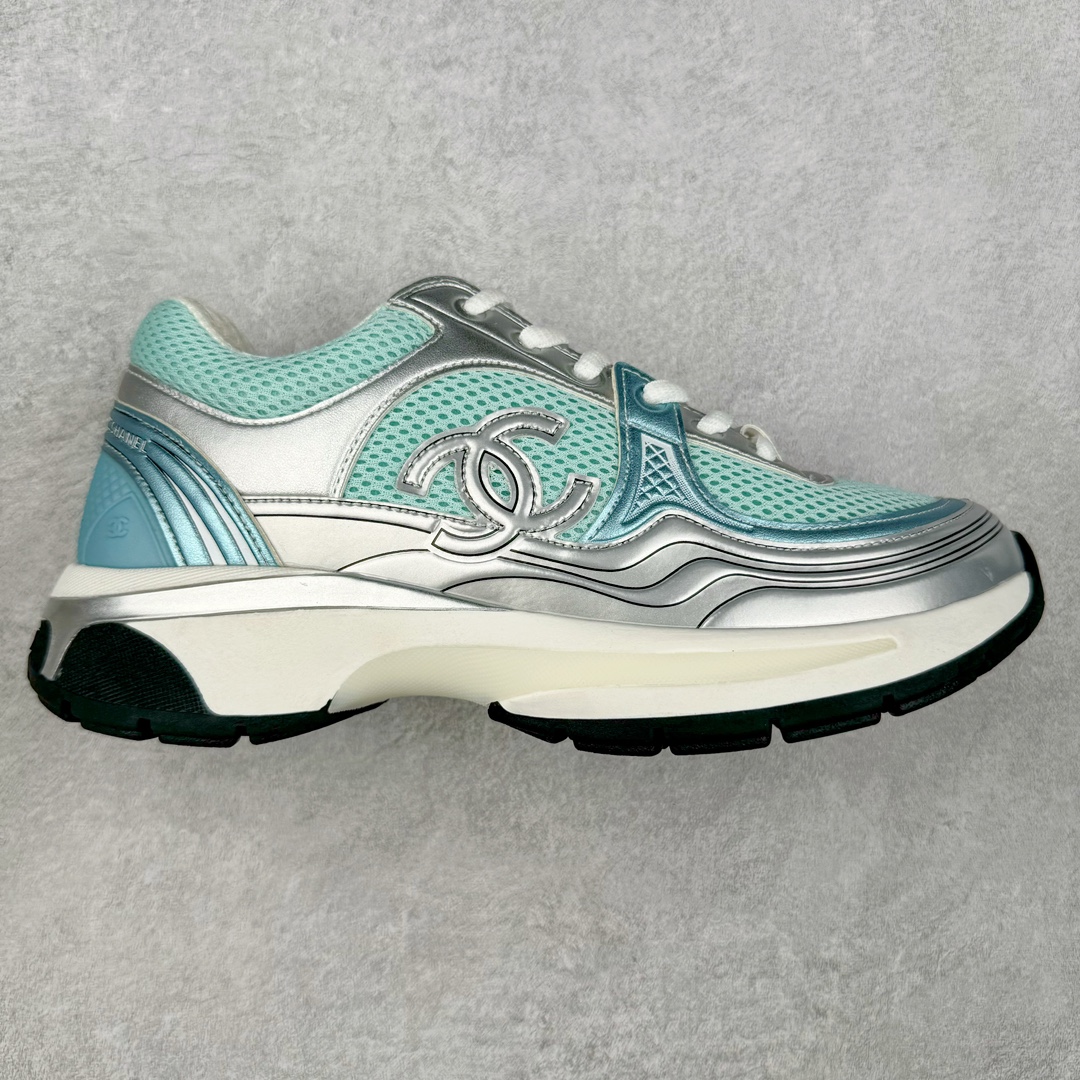 Chanel 23SS 香奈儿早春度假系列 小香金属休闲 运动鞋 金 银角大王 最新国外走秀系列Chanel 香奈儿 2023 早春系列在世界第二小国举办 系列以摩纳哥国际化的海滨生活方式为灵感 从F1赛车赛道到海滩泳池 从赌场到网球场 打造了多样且别致的全新系列赛车手的头盔 连身套装等元素经过重新诠释更显时尚感 配送专柜精美包装🛍📦 ▪面料： 原版进口金属牛皮+科技面料 ▪内里：原版定制透气网里 ▪鞋底：原版开模超轻发泡组合大底 ▪底厚：3.5CM ▪尺码： 女款35-40-选品中心